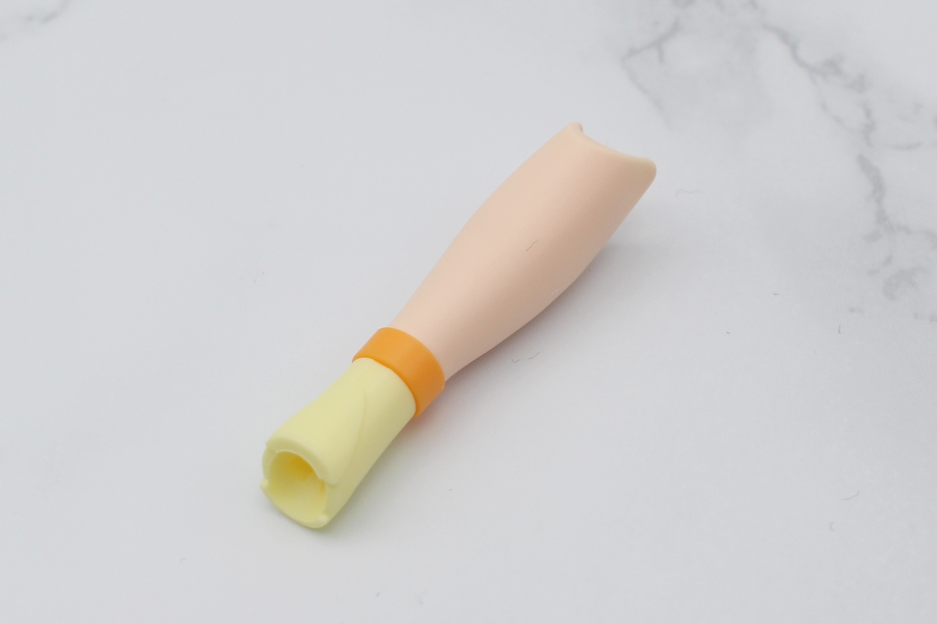 脚部の組み立て。スネと足首を組み立てる