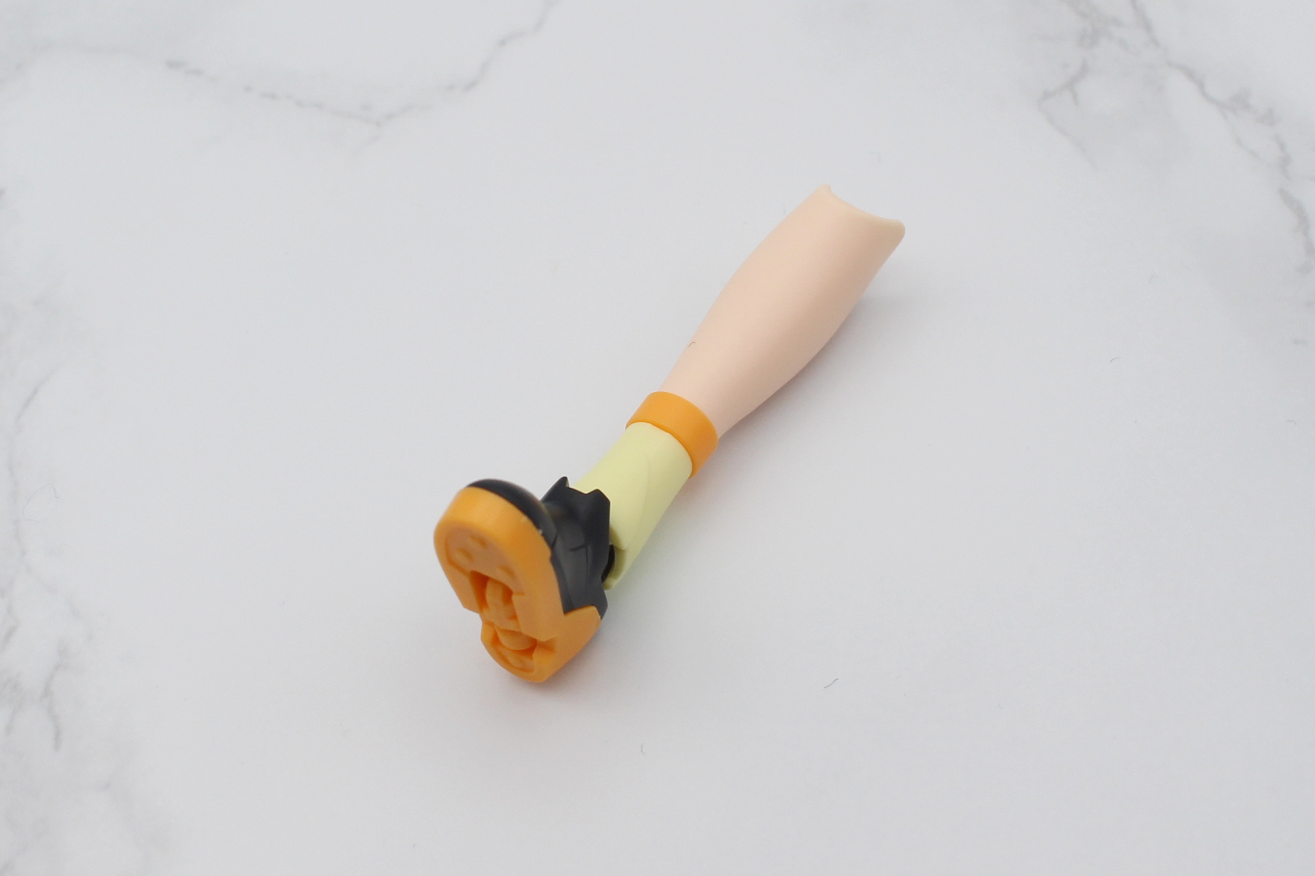 完成した足首をスネに取り付ける