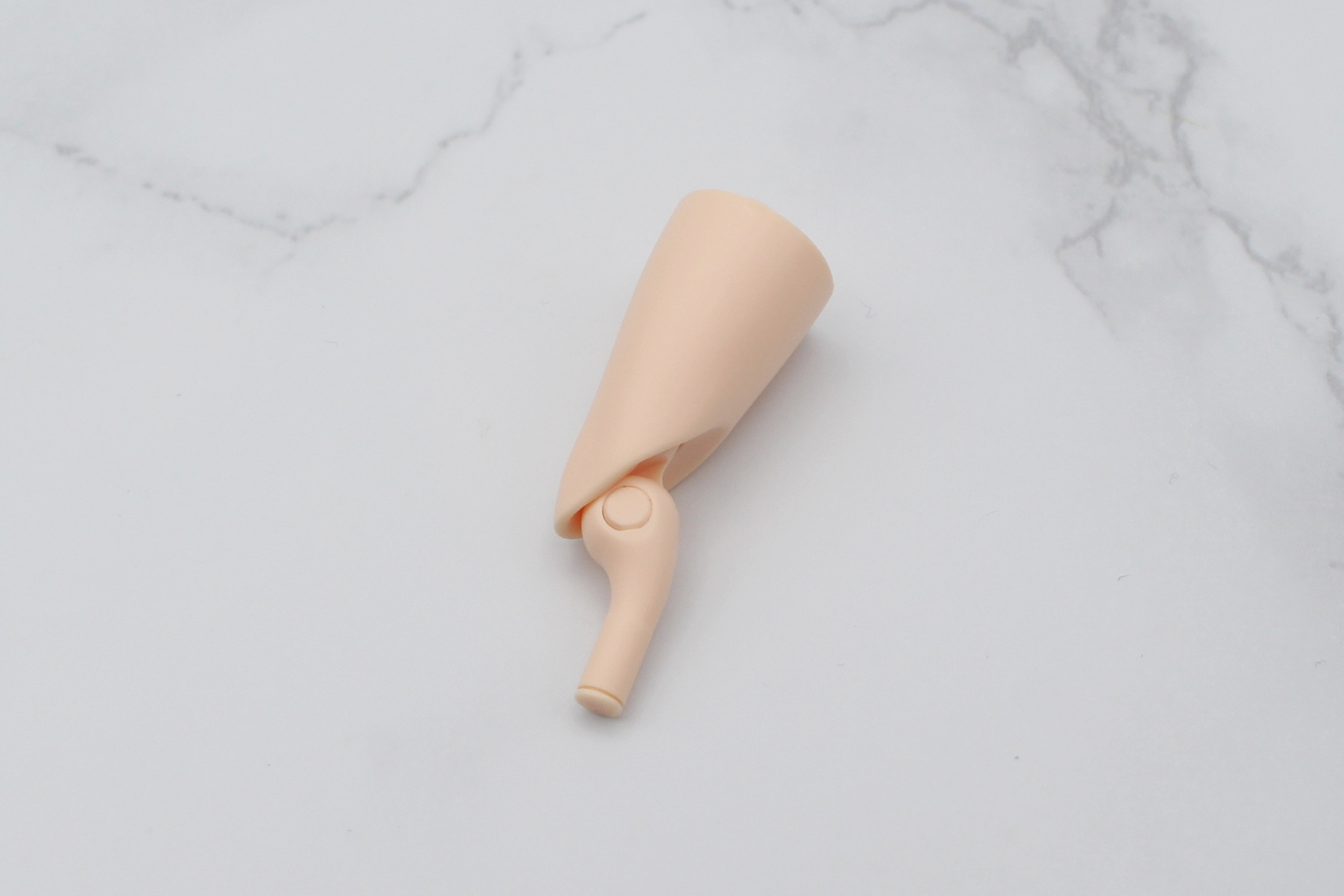 ヒザ関節の組み立て。関節を組み立てて太もも下部に取り付ける