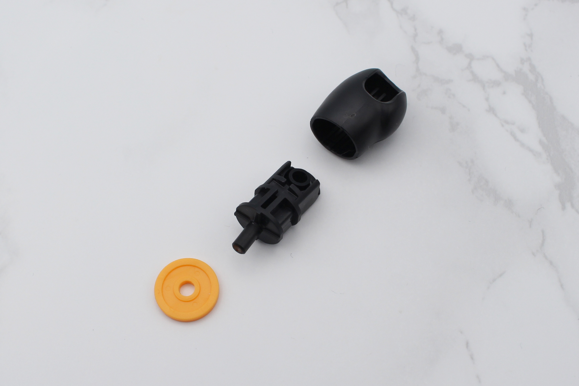 太もも上部の組み立て。股関節の付け根部分にはボールジョイントが入っている