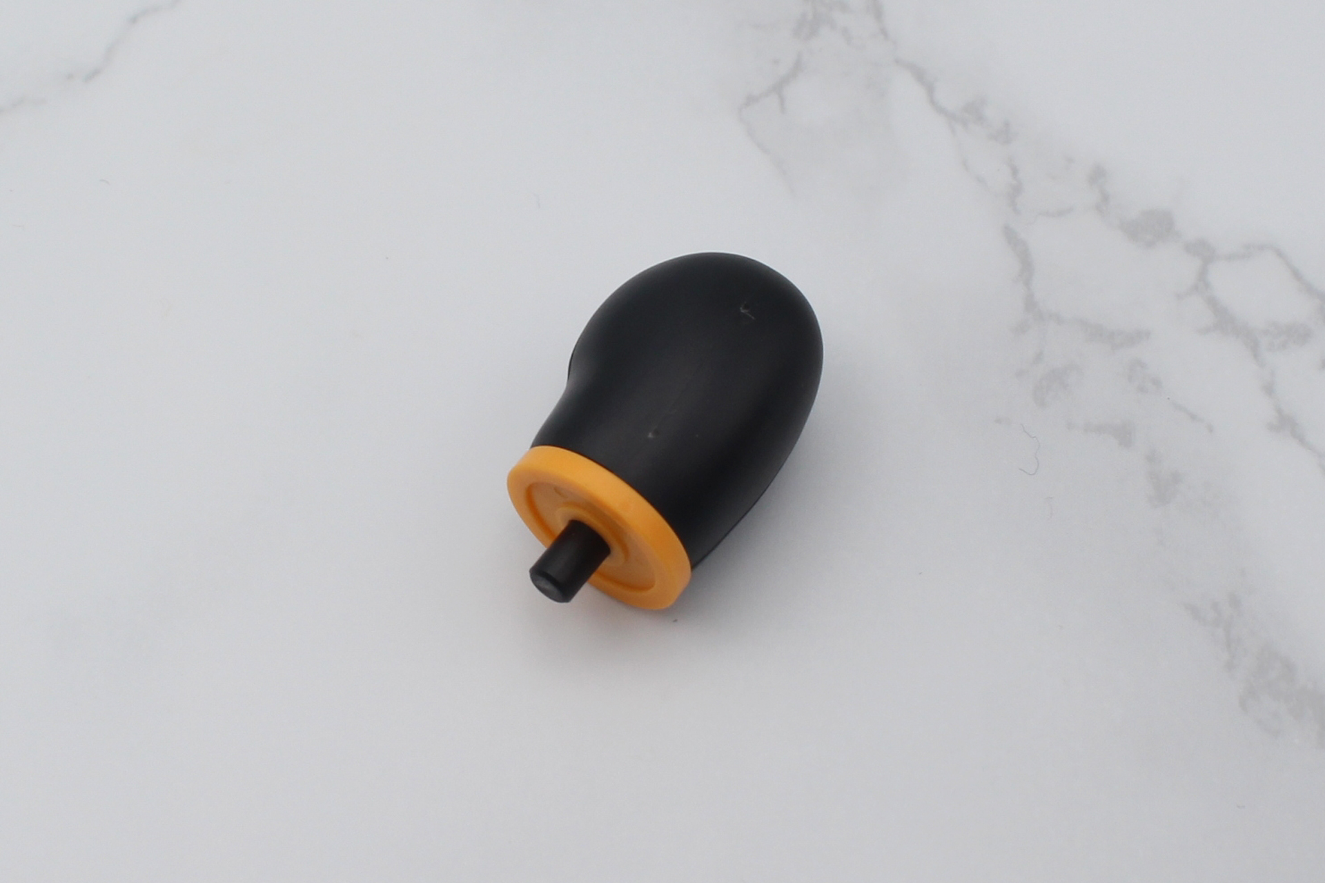 太もも上部の組み立て。股関節の付け根部分にはボールジョイントが入っている