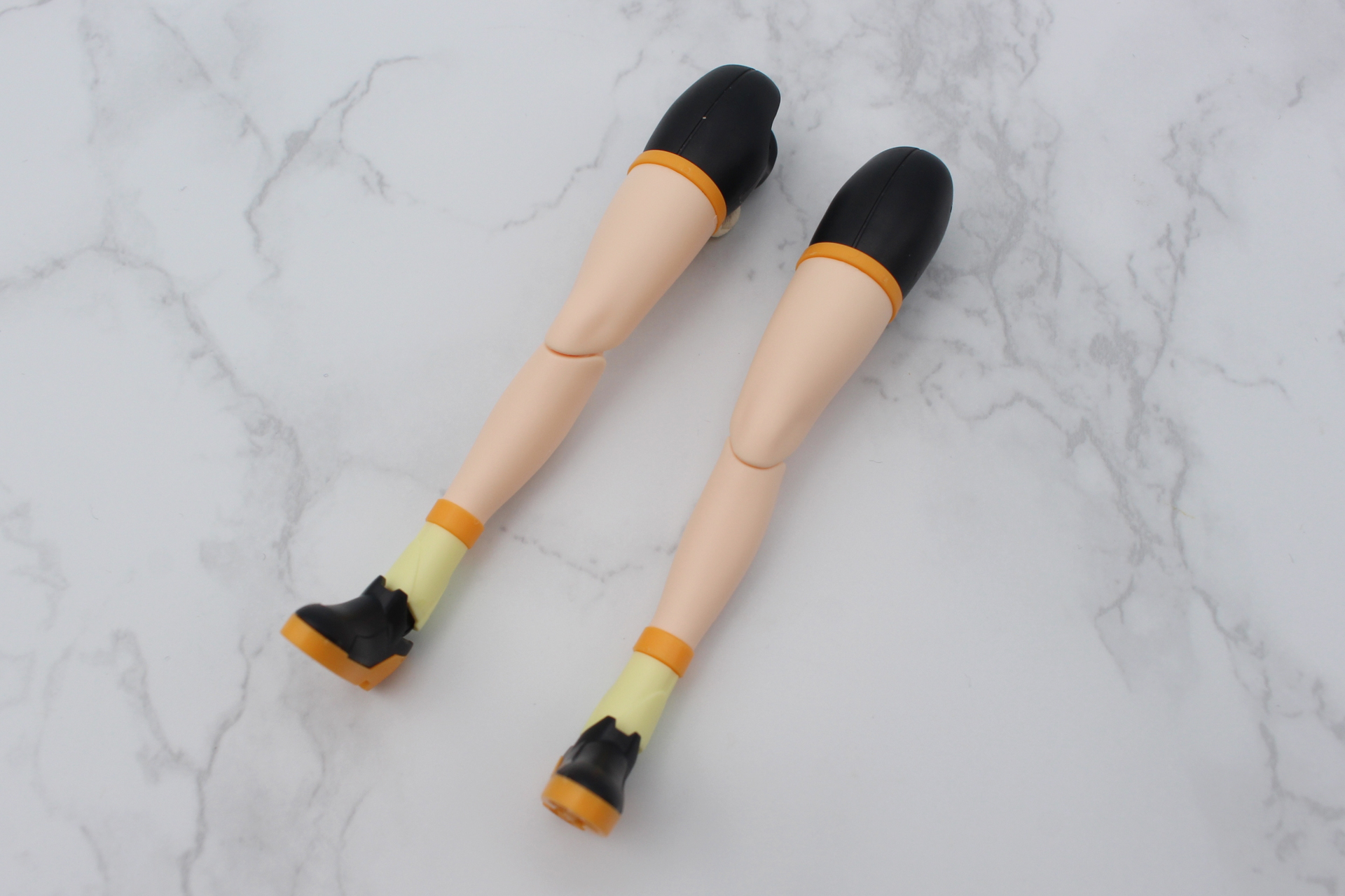 もう一方の脚も組み立てて脚部が完成