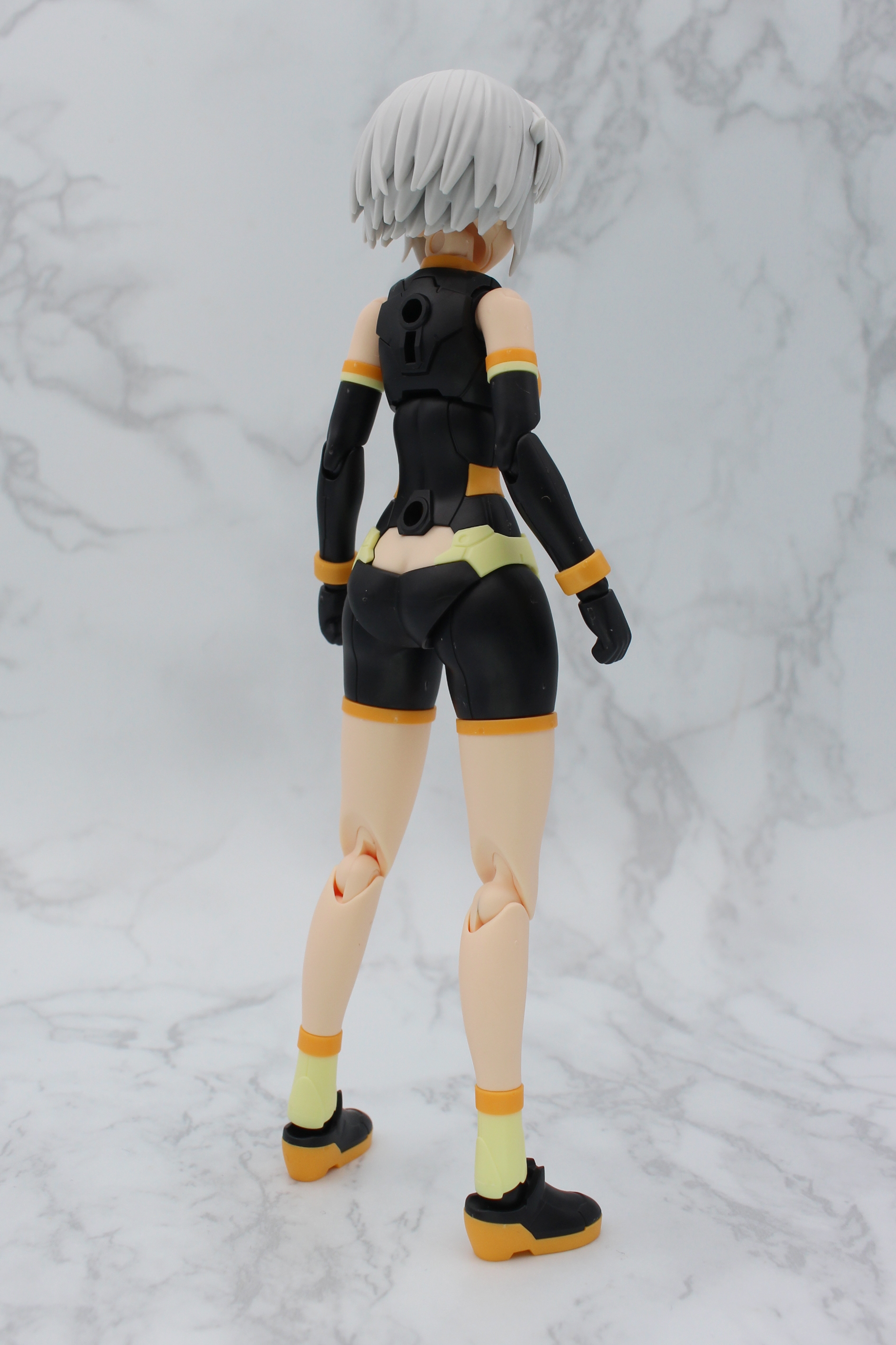 バックショット。チラッと見える腰にはセクシーさもある