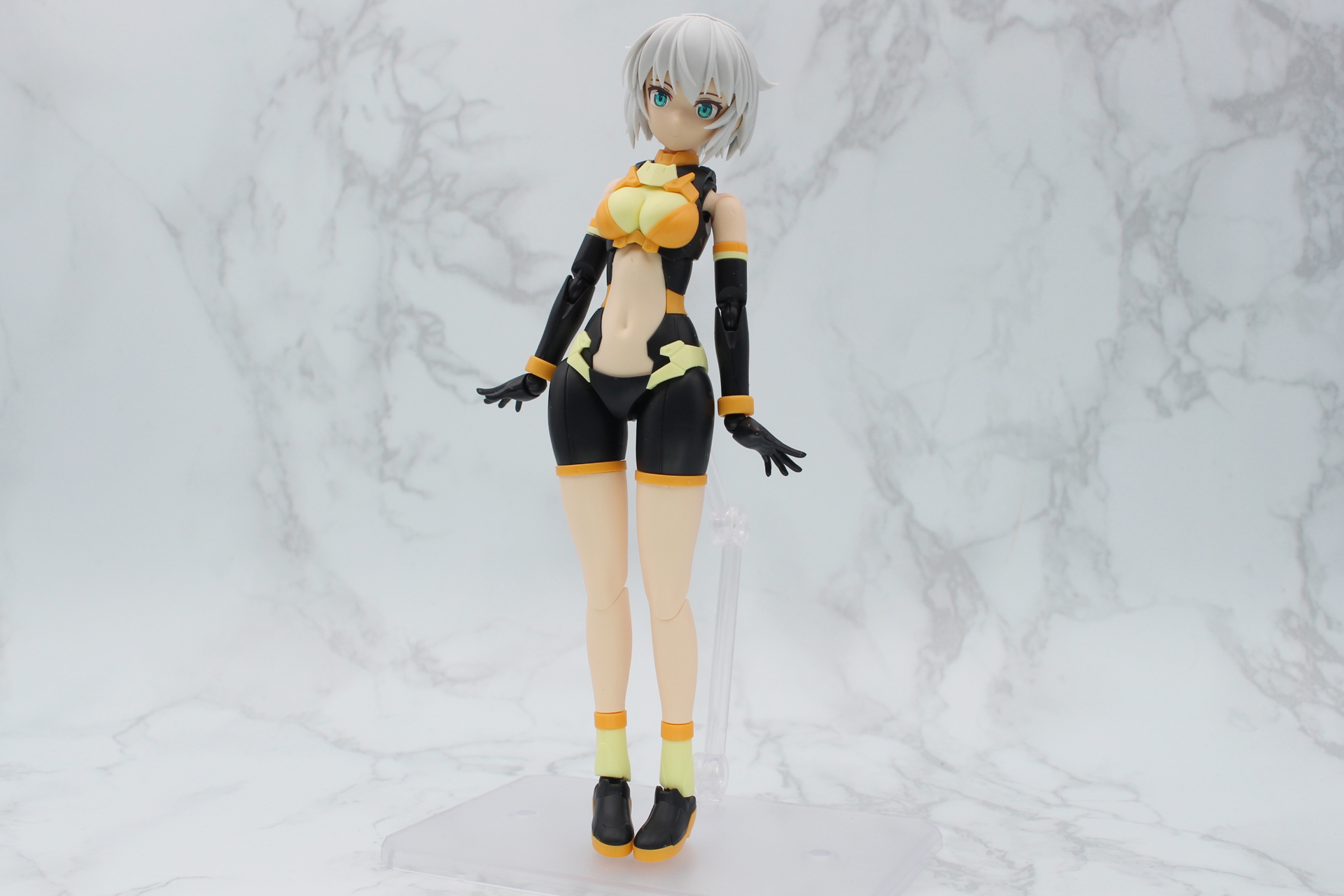 生足スタイルの脚線美も大きな魅力