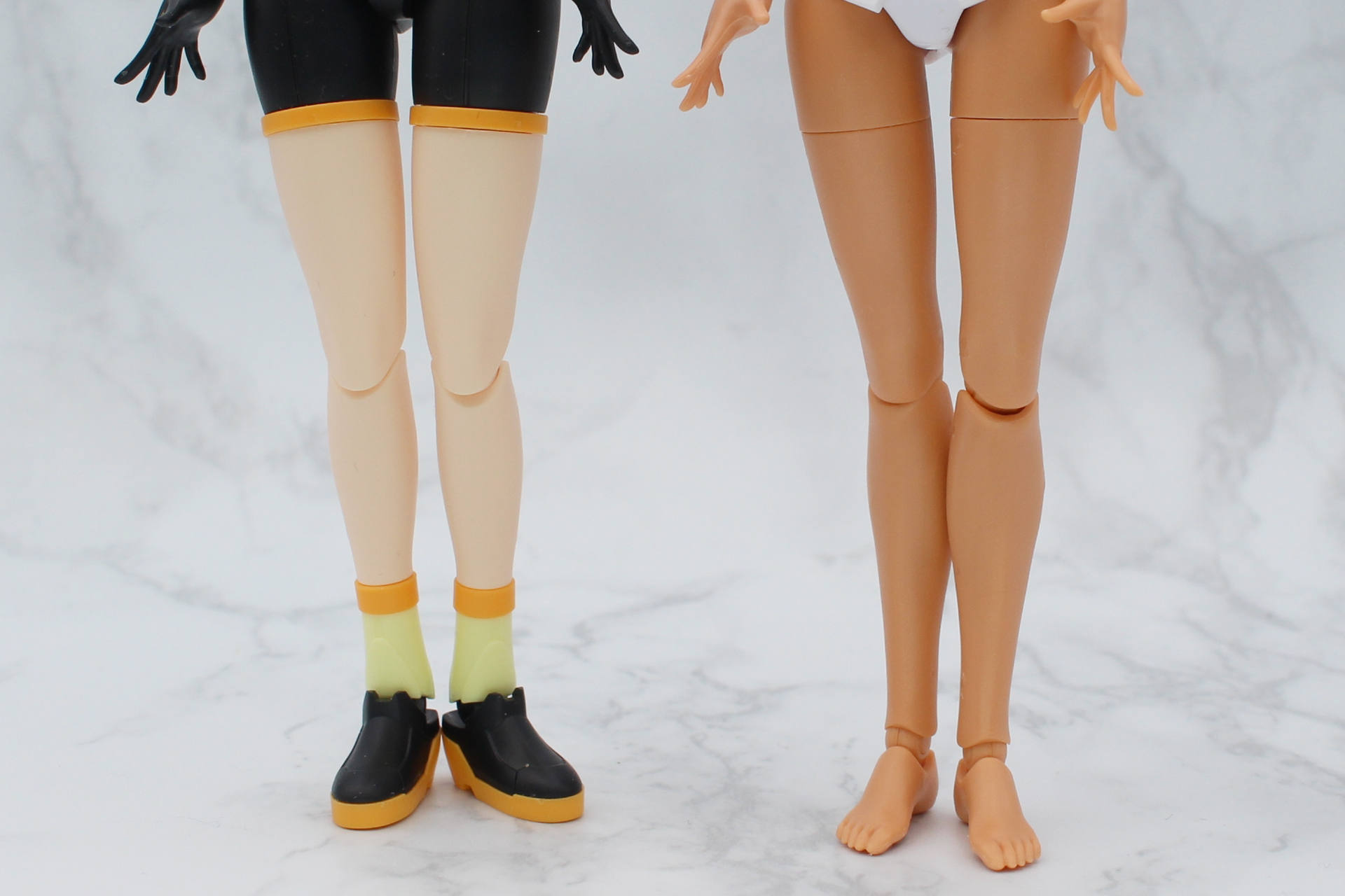 オプションボディパーツの脚部とも造形は異なっている