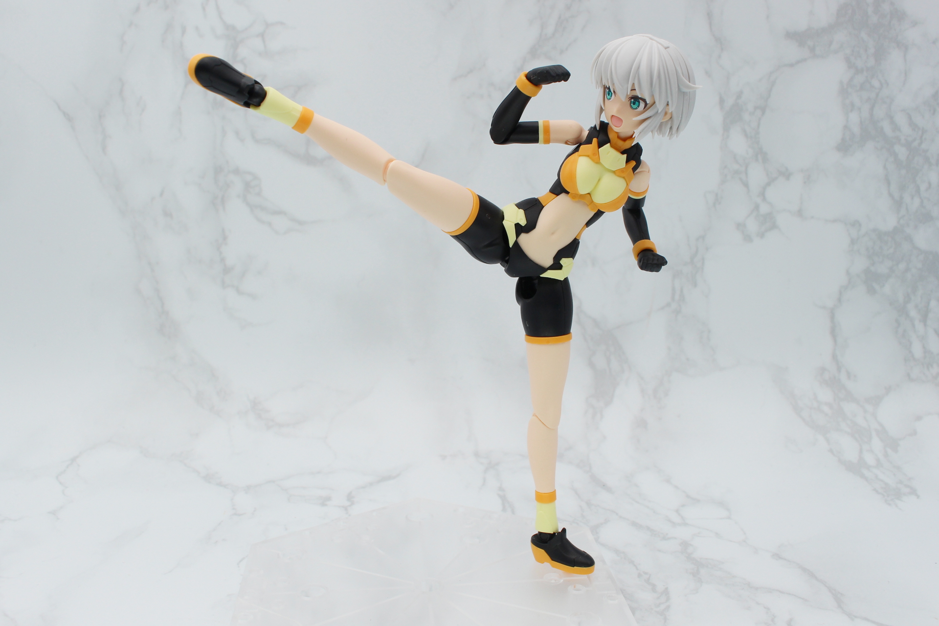 別売りの「アクションベース5」には3mm穴があり、ジョイントを差し込むことで片足立ちも容易になる