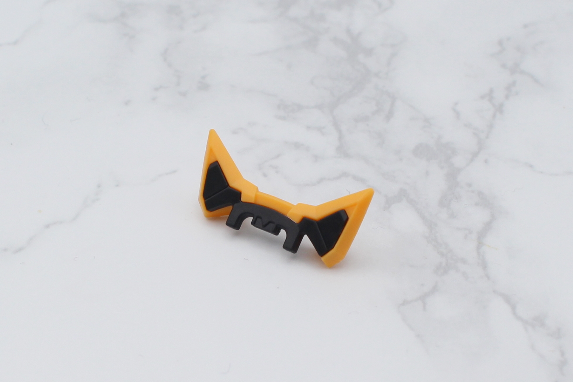 カチューシャを組み立てて登場のカバーパーツと交換する。前髪は取り外さなくても装着は可能だ