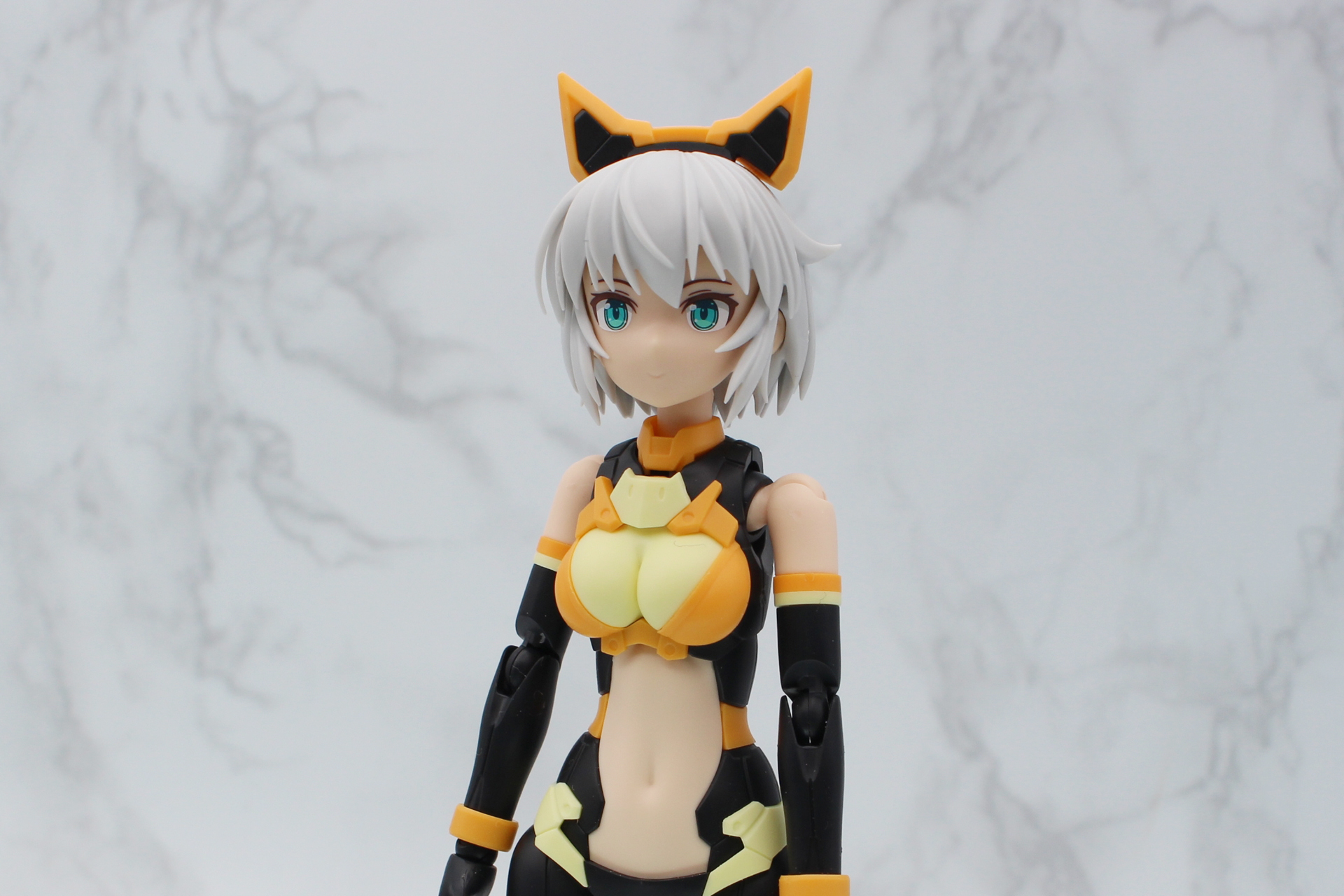 カチューシャを組み立てて登場のカバーパーツと交換する。前髪は取り外さなくても装着は可能だ