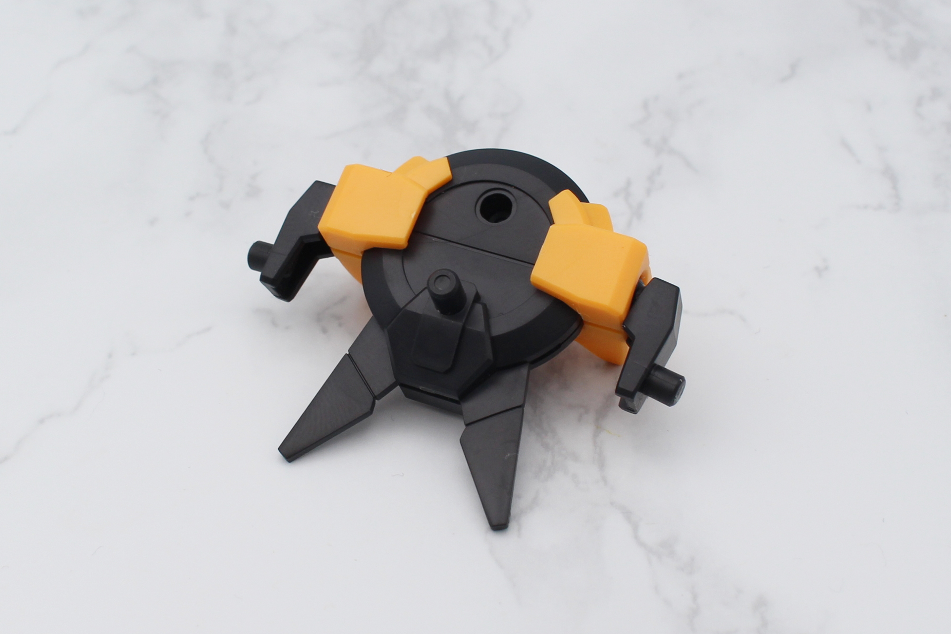 バックパックを組み立て。左右に見えるジョイントは付け根がボールでわずかに可動する