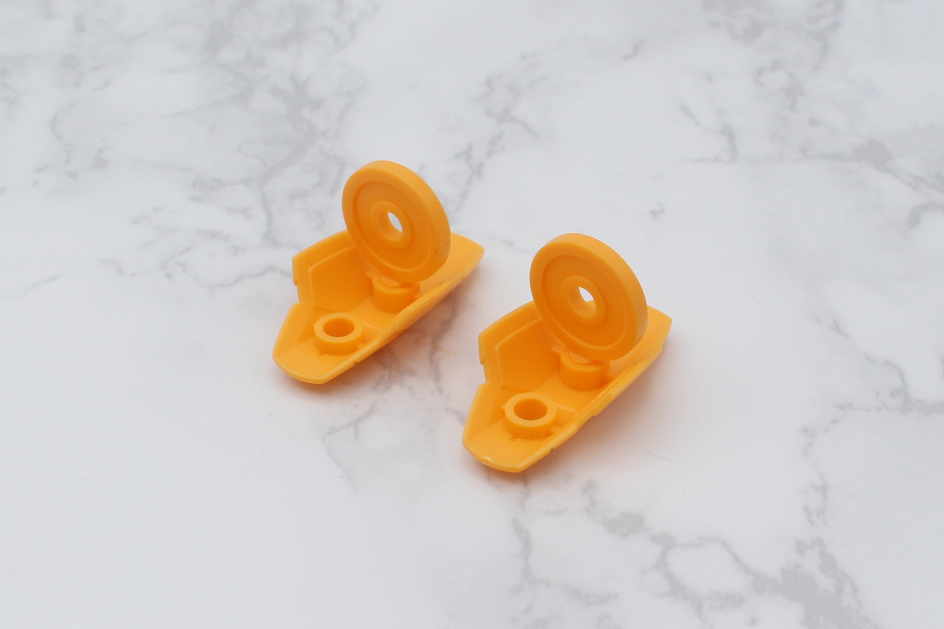 脚部装甲の組み立て。取り付け時は脚部のリングを交換する