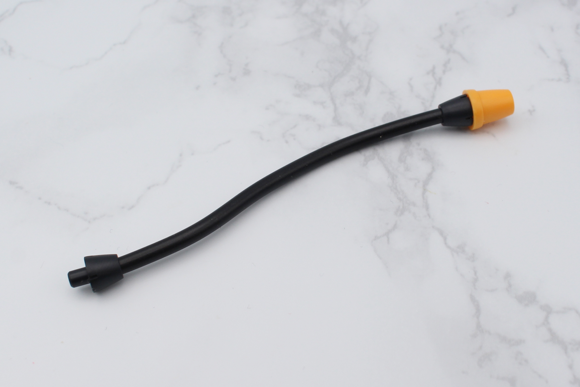 尻尾の組み立て。通常はバックパックに取り付けるが、腰のジョイントに直接取り付けてもいい