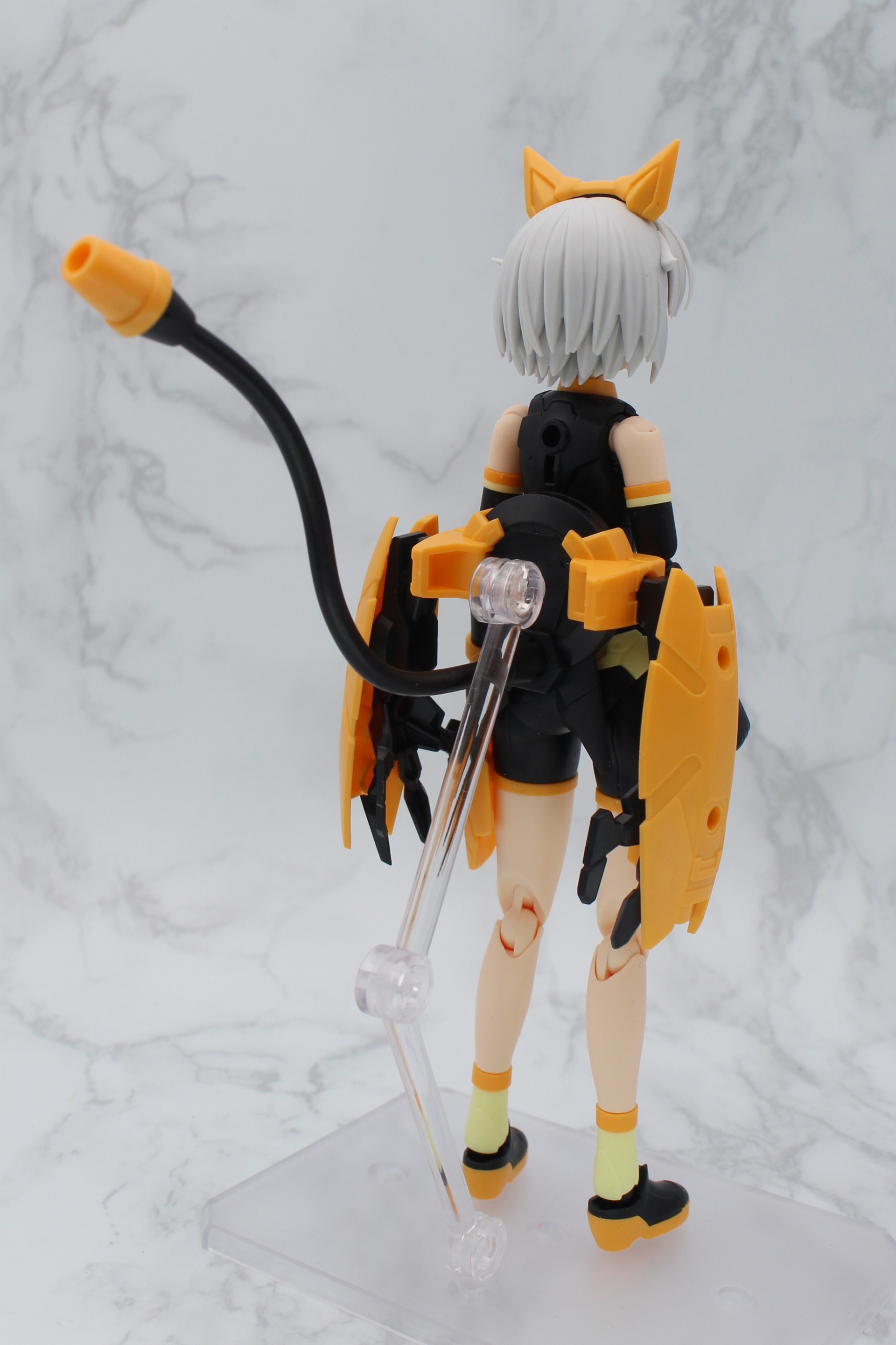 バックショット。装備により重心が少し後ろになるので、写真の「アクションベース6」があると安定する