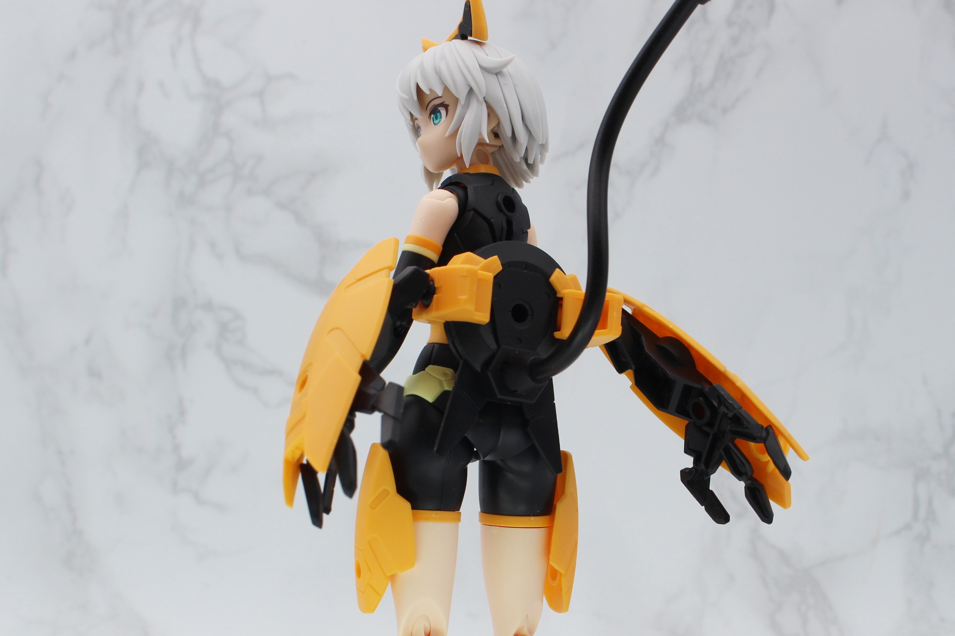 懸架したクローは付け根のジョールジョイントで動かせるので、アームドモード時もポージングはしやすい