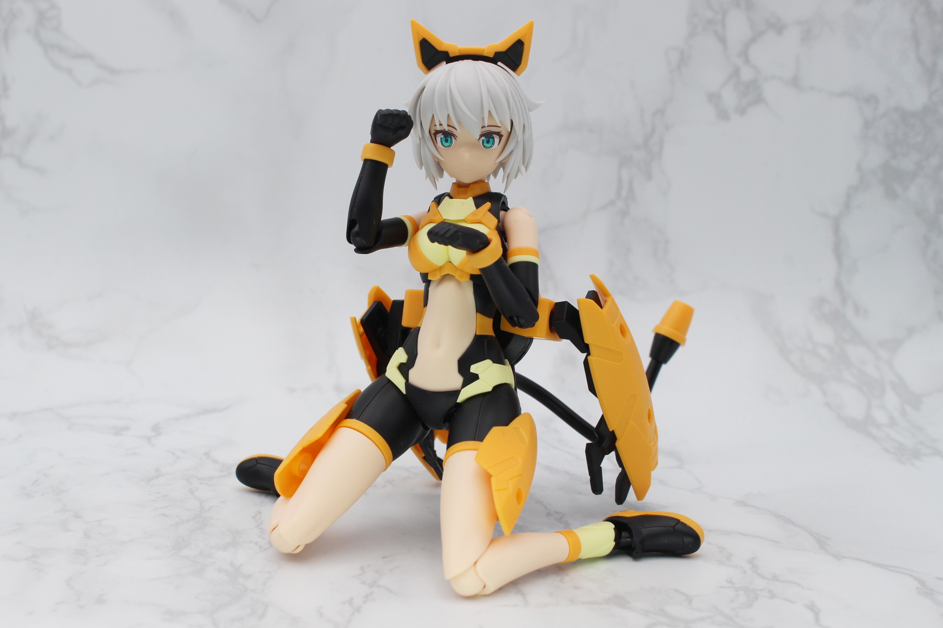 懸架したクローは付け根のジョールジョイントで動かせるので、アームドモード時もポージングはしやすい