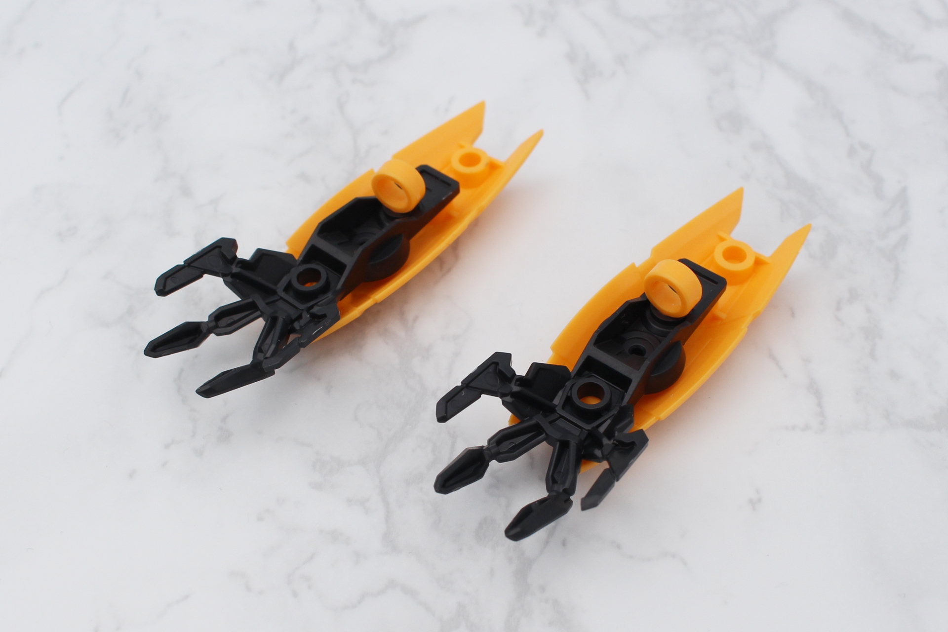 クローを腕に装備するときは、一度分解してシールドとクローの向きを変え、リングを取り付けておく