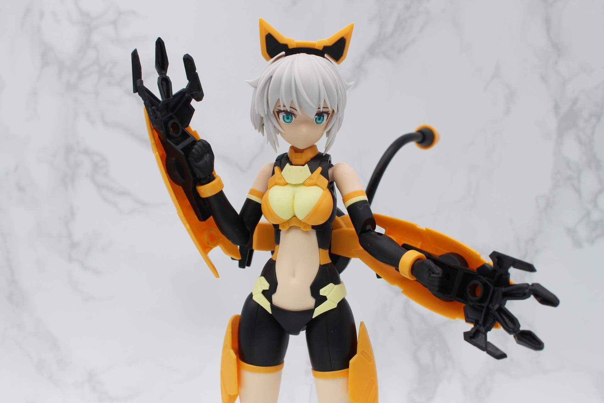 手首のリングを交換することで腕に装備できる