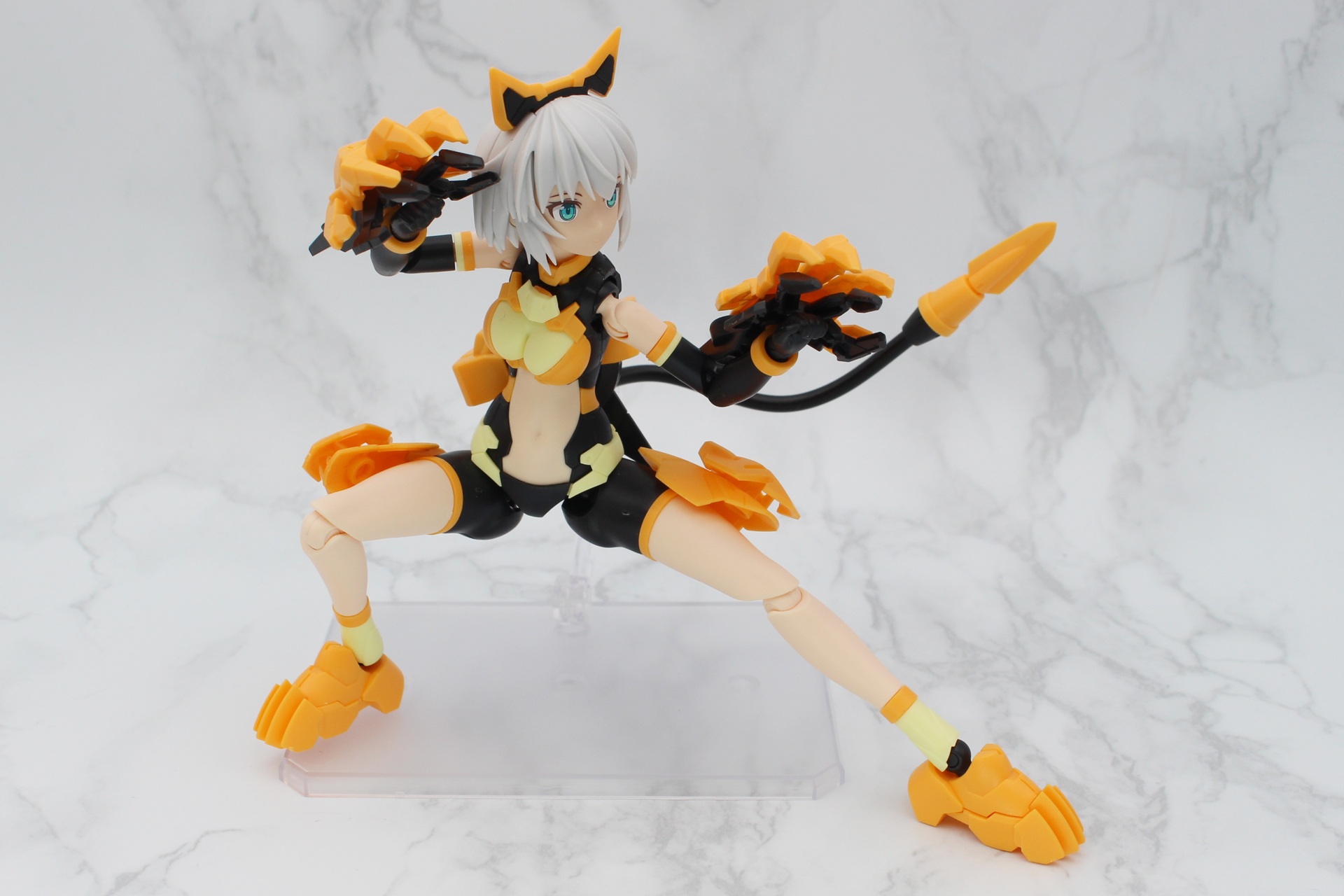 初代リシェッタと同時発売された「オプションパーツセット1（スピードアーマー）」を装着。パーツの形状によりクローがわずかに干渉するが装備は可能だ