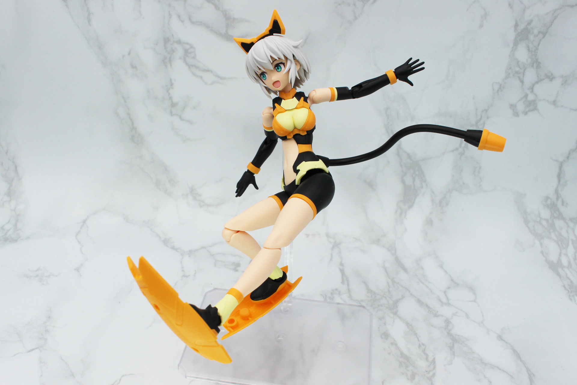 足裏のジョイントにアームドモードのシールドを取り付けて滑走スタイルをイメージしてみた。ジョイント穴のあるパーツや乗り物などを探してみよう