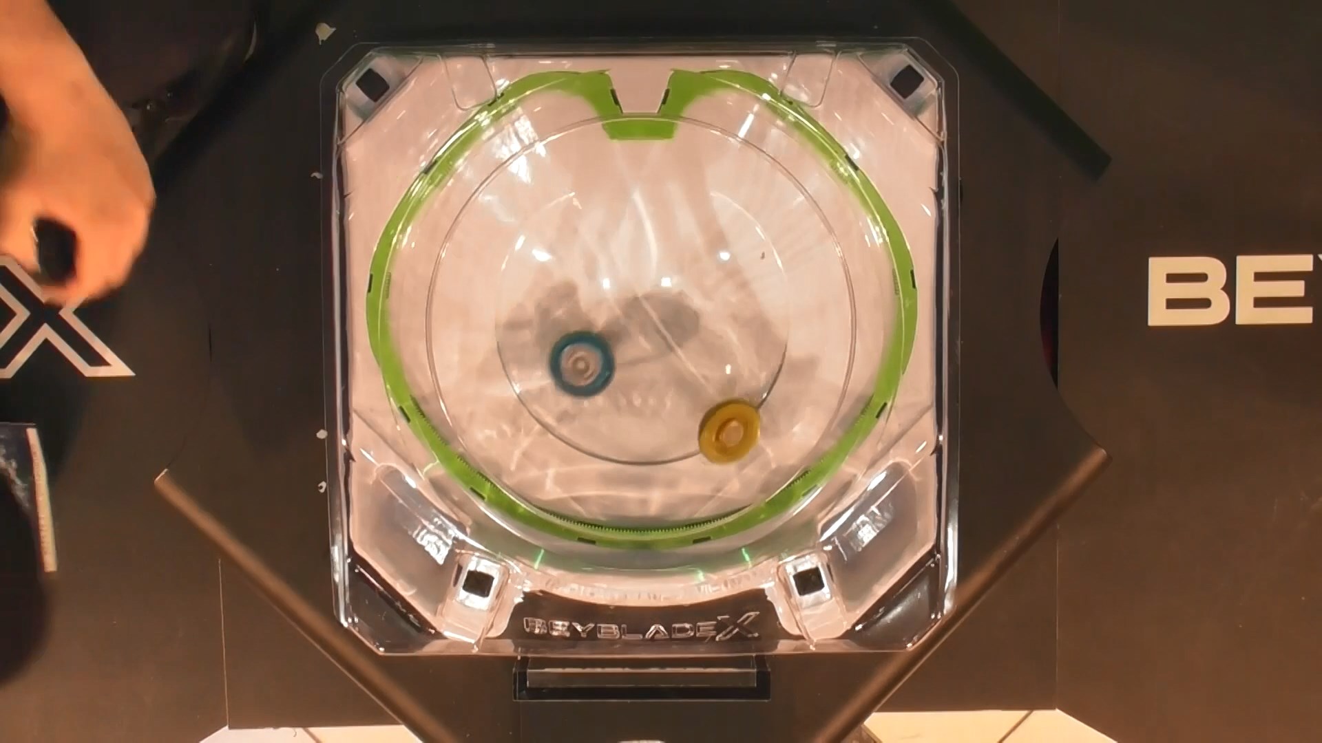 ベイブレードではパーツの組み合わせ、シュートの方向やタイミングで様々な有利不利の相性が発生。相手の戦略を予測して、どうシュートするかも駆け引きとなる