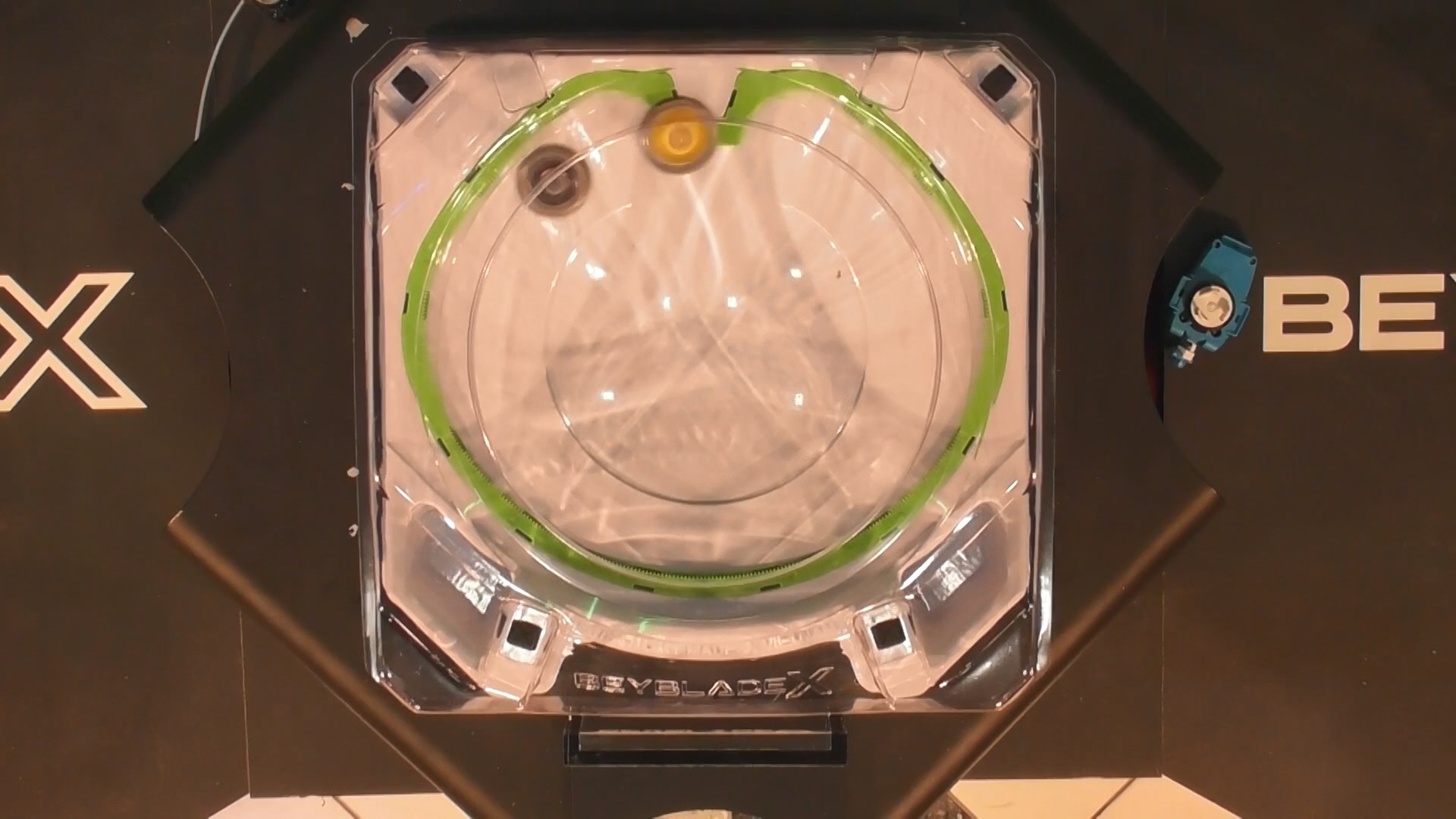 ベイブレードではパーツの組み合わせ、シュートの方向やタイミングで様々な有利不利の相性が発生。相手の戦略を予測して、どうシュートするかも駆け引きとなる