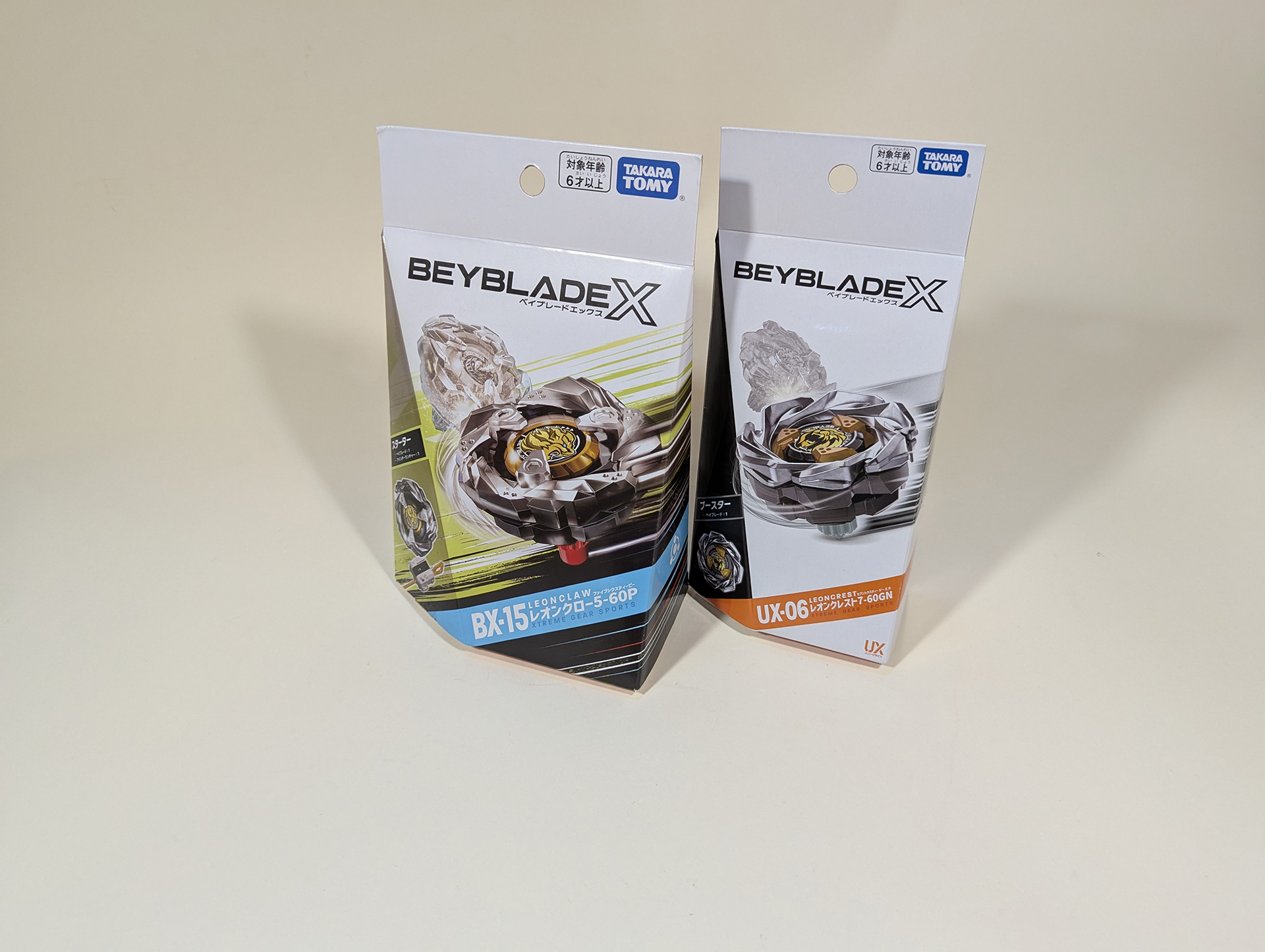 筆者もこの機会に、「BEYBLADE X」の製品を2つほど買ってみた。一つはベーシックな製品ライン「BX」から「BX-15 レオンクロー5-60P」で、もう1つは固有の性能に特化したユニークな製品ライン「UX」から「UX-06 レオンクレスト7-60GN」