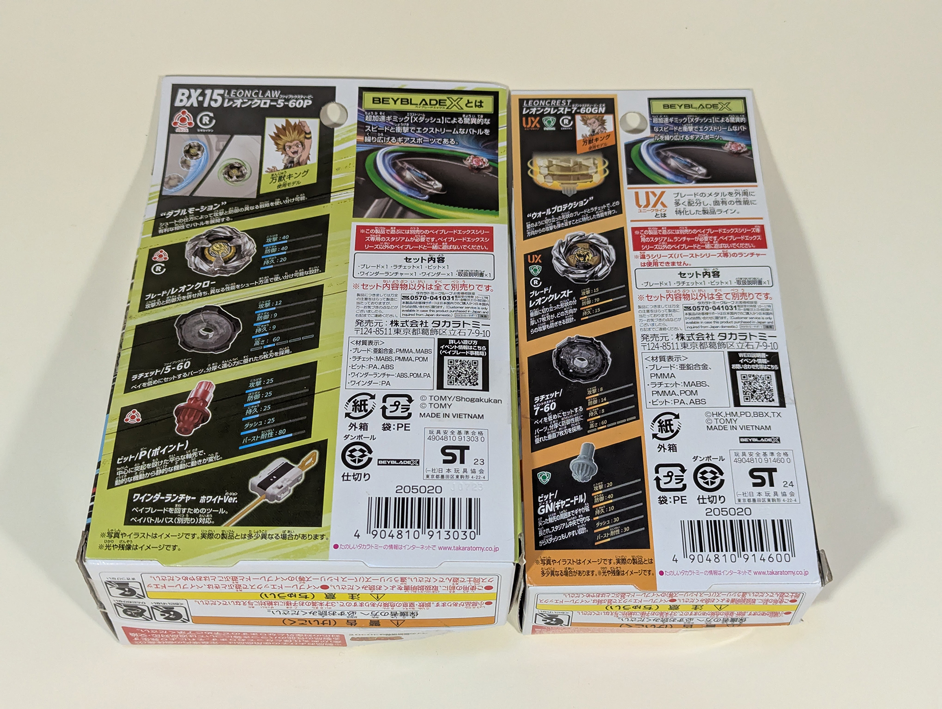 実際の試合前には審判がベイブレードを提示して、どんな構成の製品か提示がある。並び順はブレード名、ラチェット、ビットの順番となっており、前述の製品ならブレードが「レオンクロー」でラチェットは「5-60」、ビットは「P(ポイント)」となる。さらに細かい話だと「5-60」はラチェット部に仕込まれた突起(刃)の数と高さとなっており、「5-60」なら5枚刃装備の高さ60といった具合で、こうした情報がパッケージ背面などにも書かれている