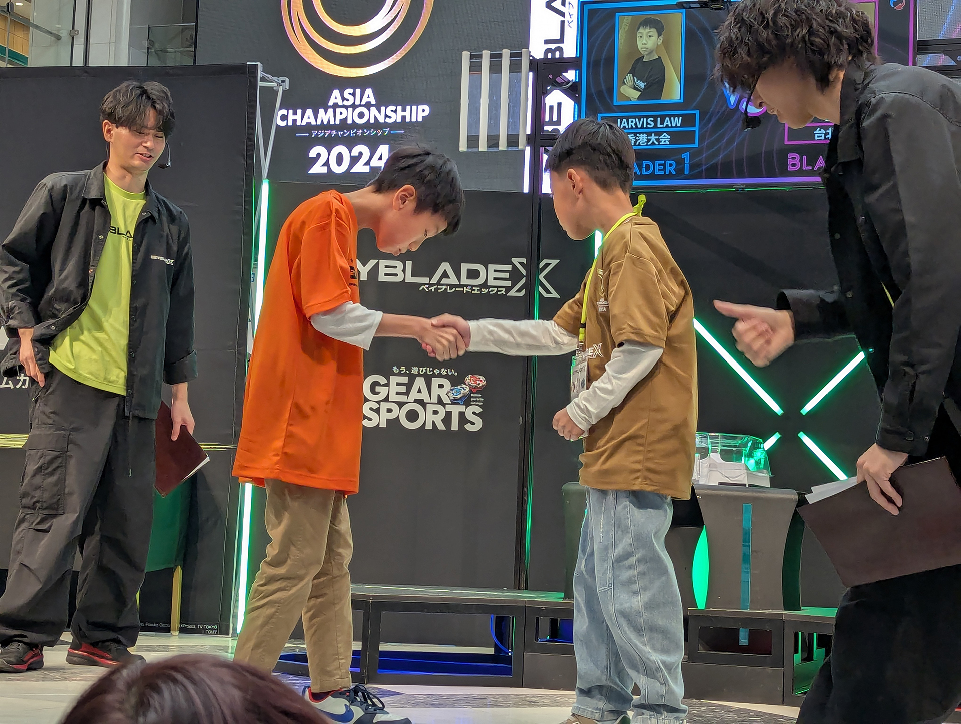 2回戦の香港代表JARVIS LAWと台北代表ERICの一戦より。試合前には握手して互いの健闘を誓う