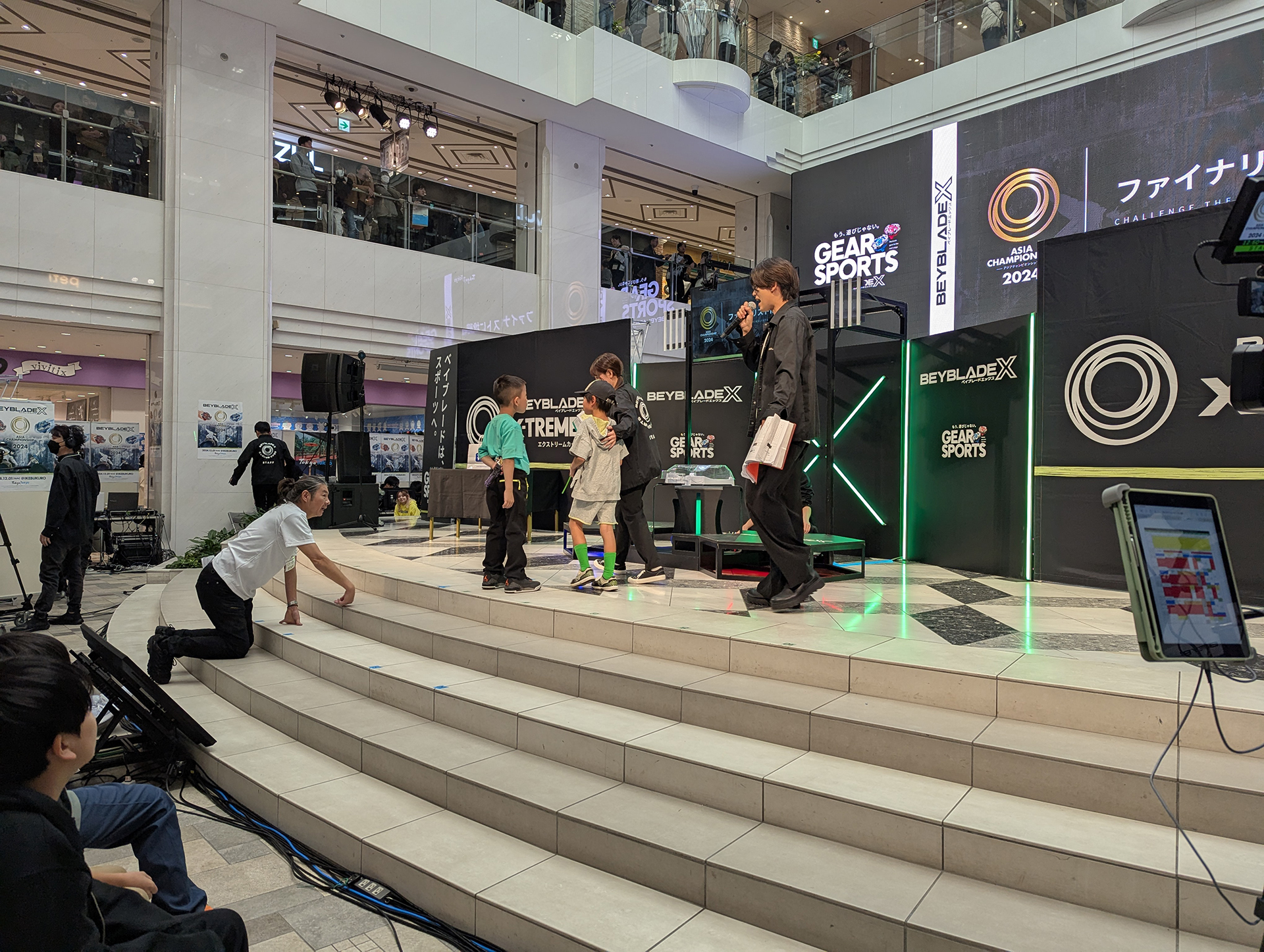2回戦が終了したところで、観戦している会場の人たちがファイナリストのブレーダーたちに挑戦できる「ファイナリストに挑戦コーナー」が開催され盛り上がりを見せていた。ここではファイナリストも挑戦者も運営が用意したベイブレードの中からランダムで選出された物を使って対決するため、挑戦者が勝利する場面も多々見られた