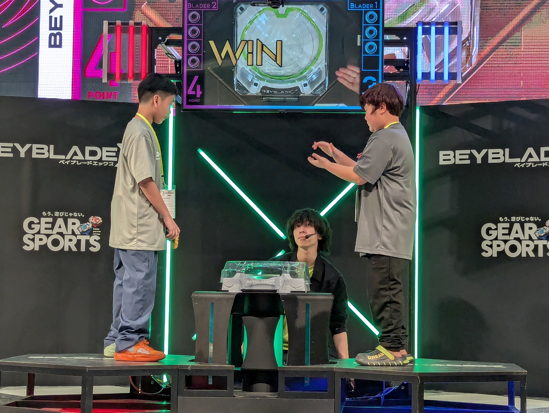 準決勝1戦目、ソウル代表MIN SEO JOとマニラ代表EMMANUEL MARCELINOとの一戦はEMMANUEL MARCELINOが勝利して決勝進出を決めた。負けたはずのMIN SEO JOが拍手して相手を祝福している様子がグッとくる