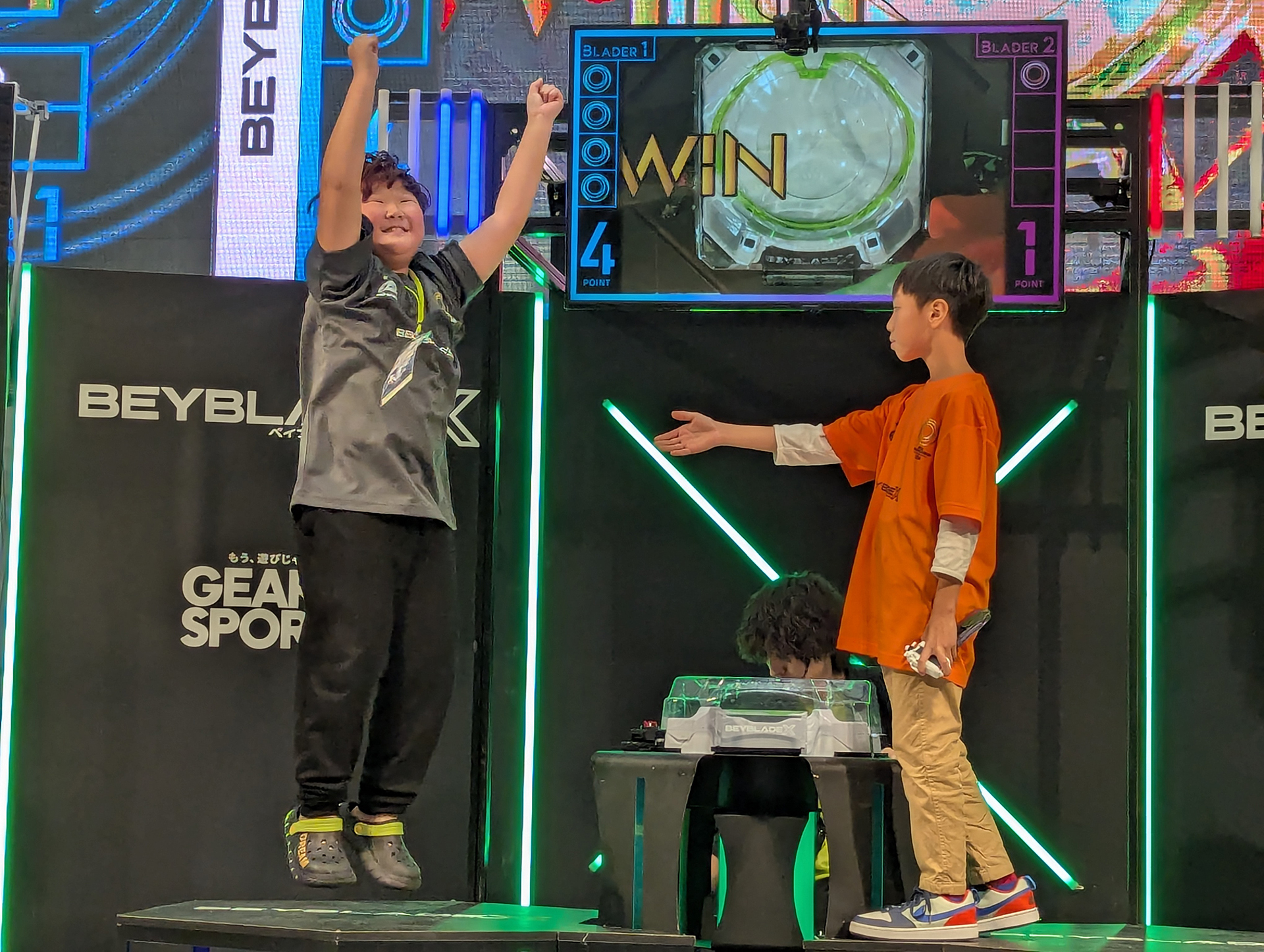 3位決定戦、ソウル代表MIN SEO JOと香港代表JARVIS LAWの一戦で見事に勝利したMIN SEO JOは思わず飛び回って大はしゃぎ