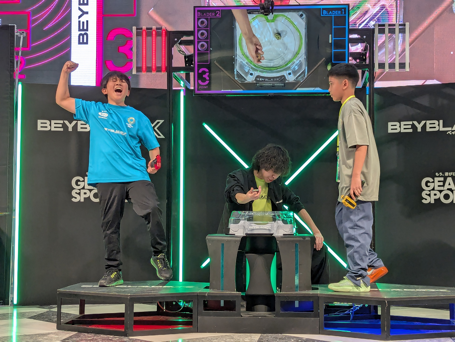 勝利を決めてガッツポーズを見せるSOSUKE、お前がナンバー1だ！