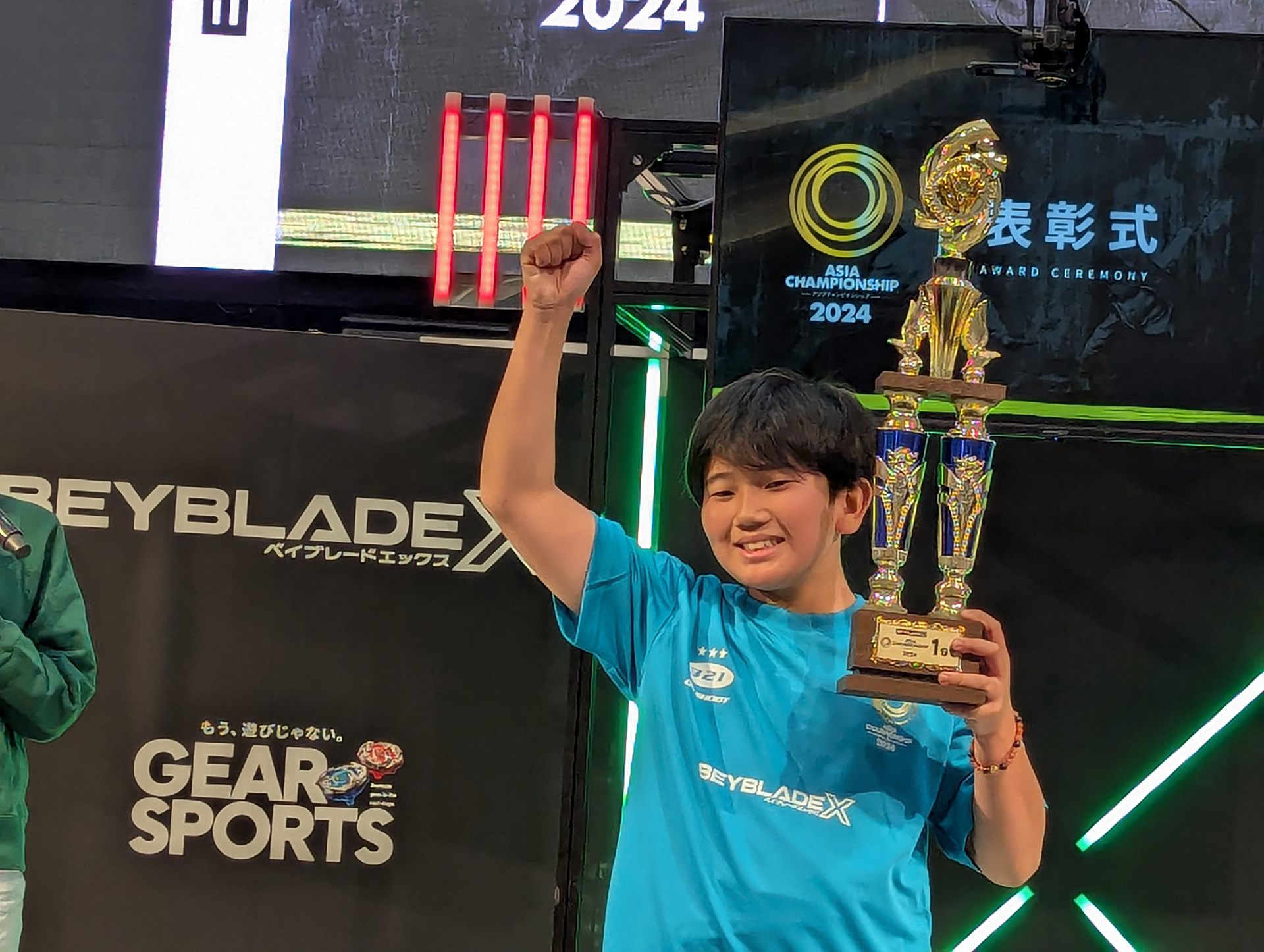 優勝トロフィーを掲げるSOUSUKE