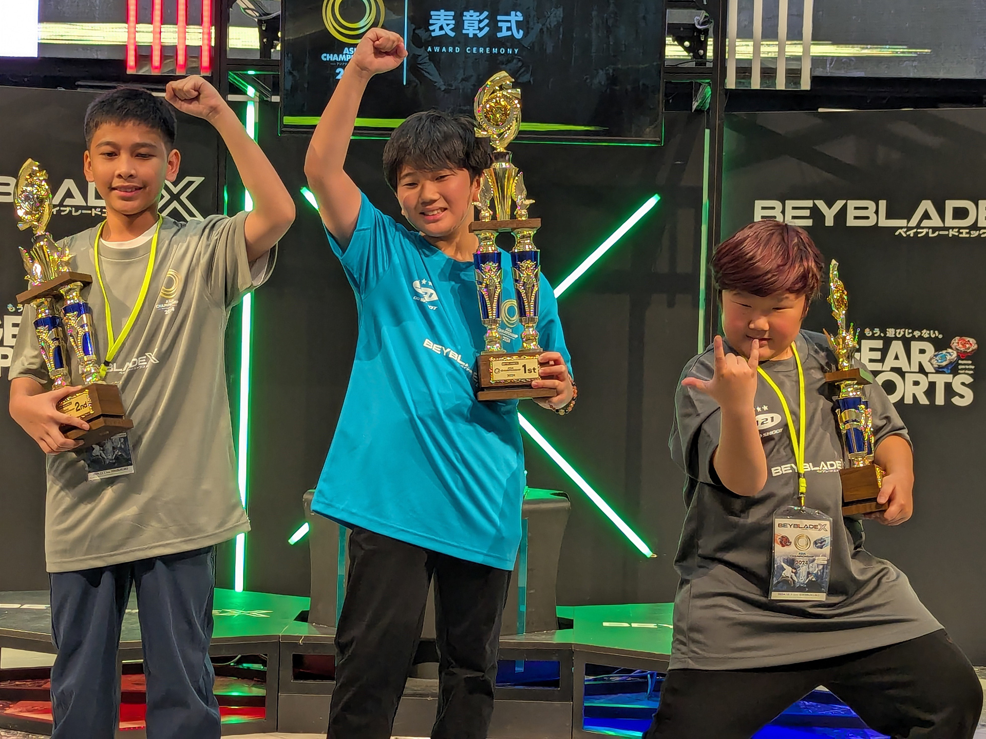 上位3位に入賞した3人で記念撮影