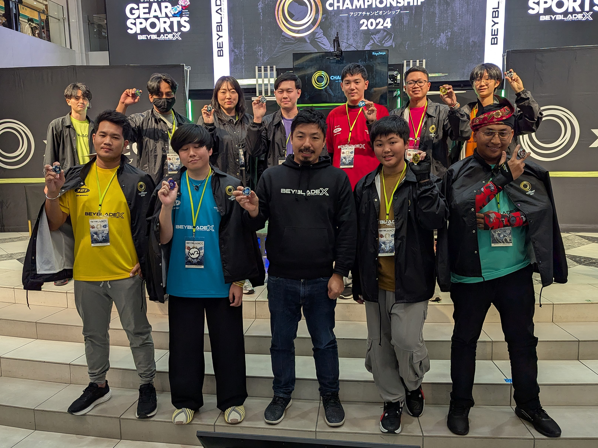 オープンクラスに出場するファイナリストたち。中央にいるのはタカラトミーの富山彰夫社長で、奥の左端にいるのも先ほどと同じでMCを務めるブレーダーバン氏