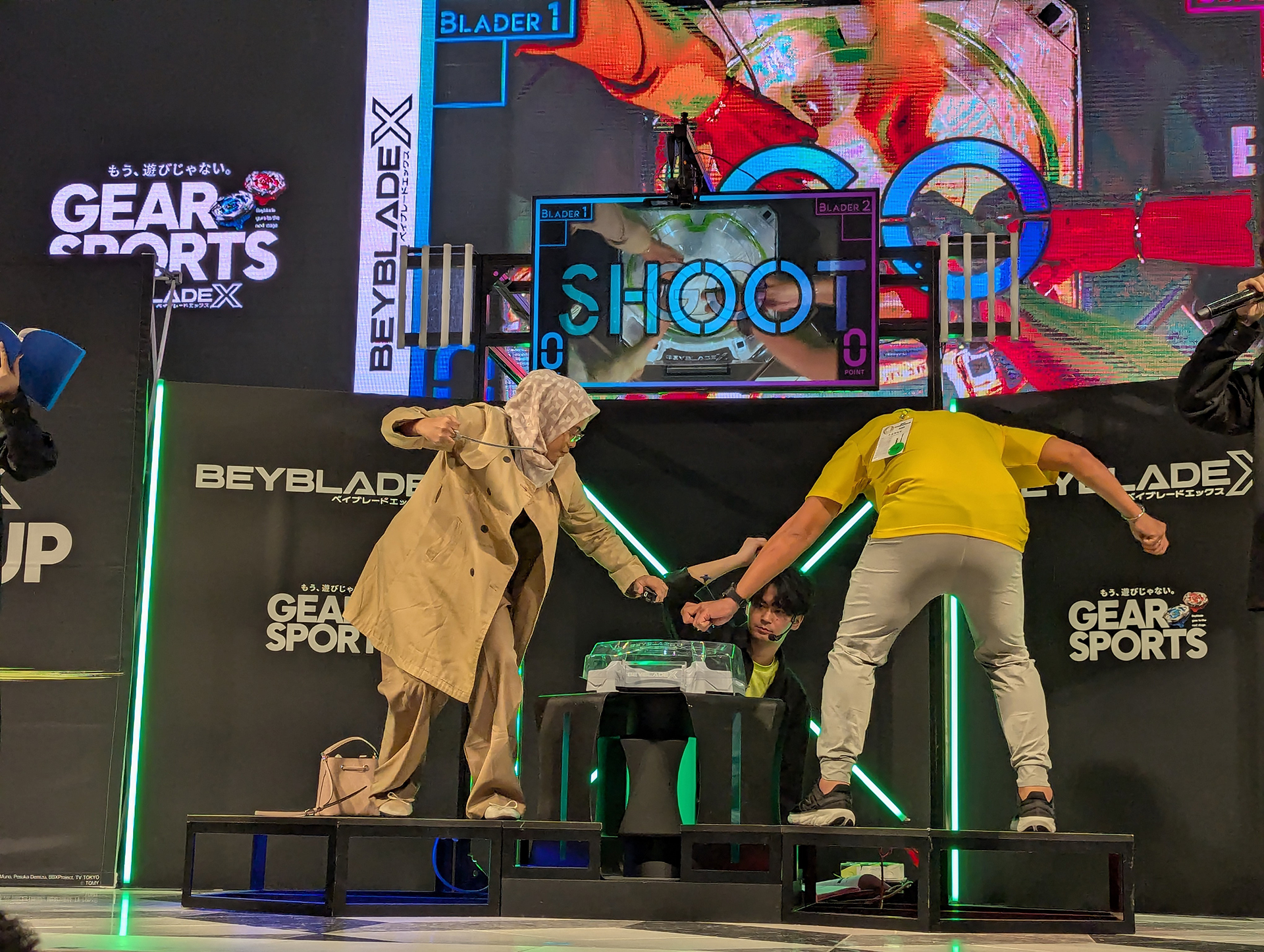 2回戦終了後は、オープンクラスのファイナリストたちに会場の挑戦者たちが挑む「ファイナリストに挑戦コーナー」が行なわれ、海外の観客たちも参加して盛り上がりを見せていた