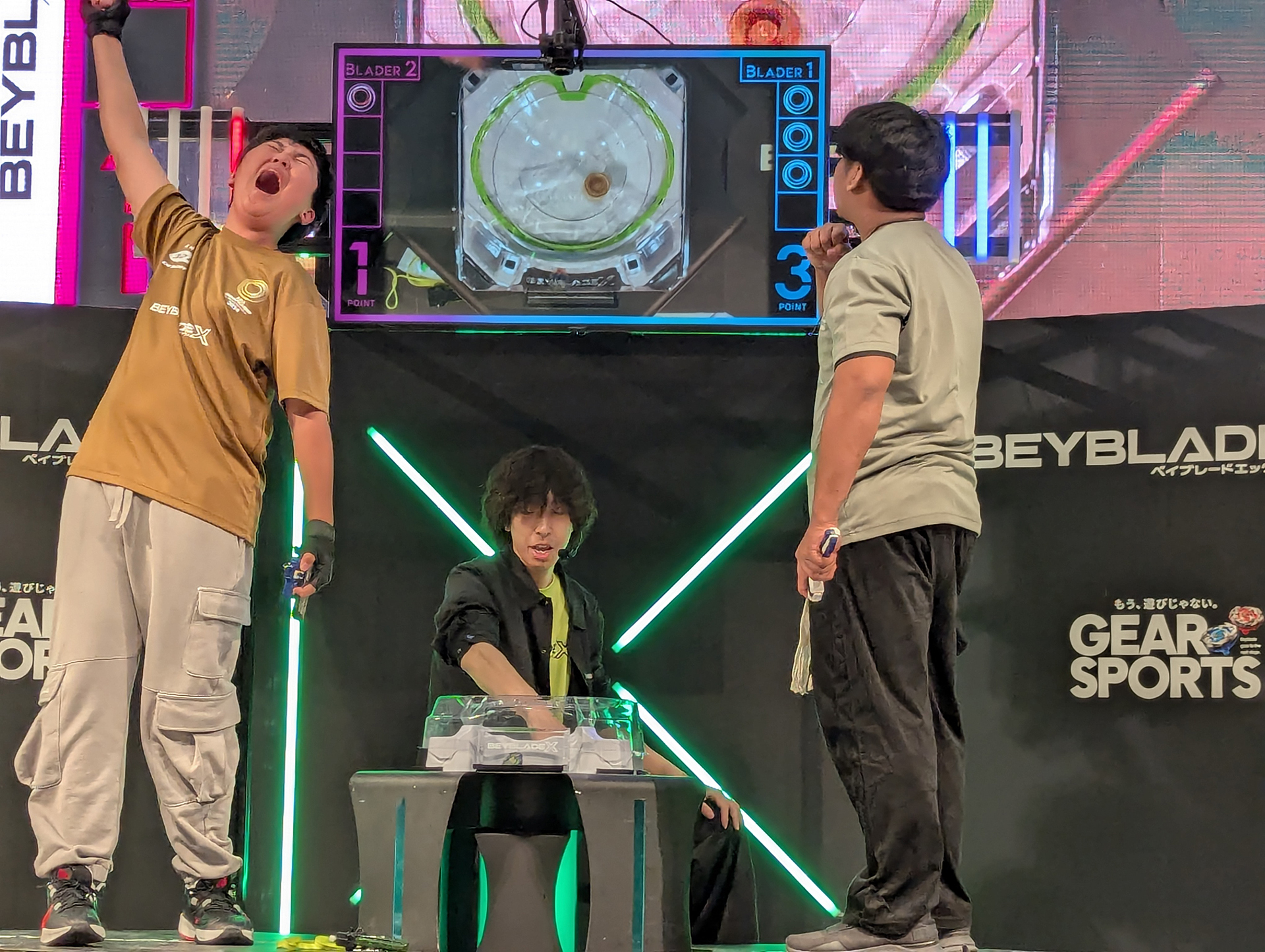 3位決定戦、台北代表JERRYとマニラ代表MARK JULES BARRANTESの一戦にて、劣勢に追い込まれていたJERRYがエクストリームフィニッシュを決めて逆転勝利した瞬間！確かにこれは上がる展開！