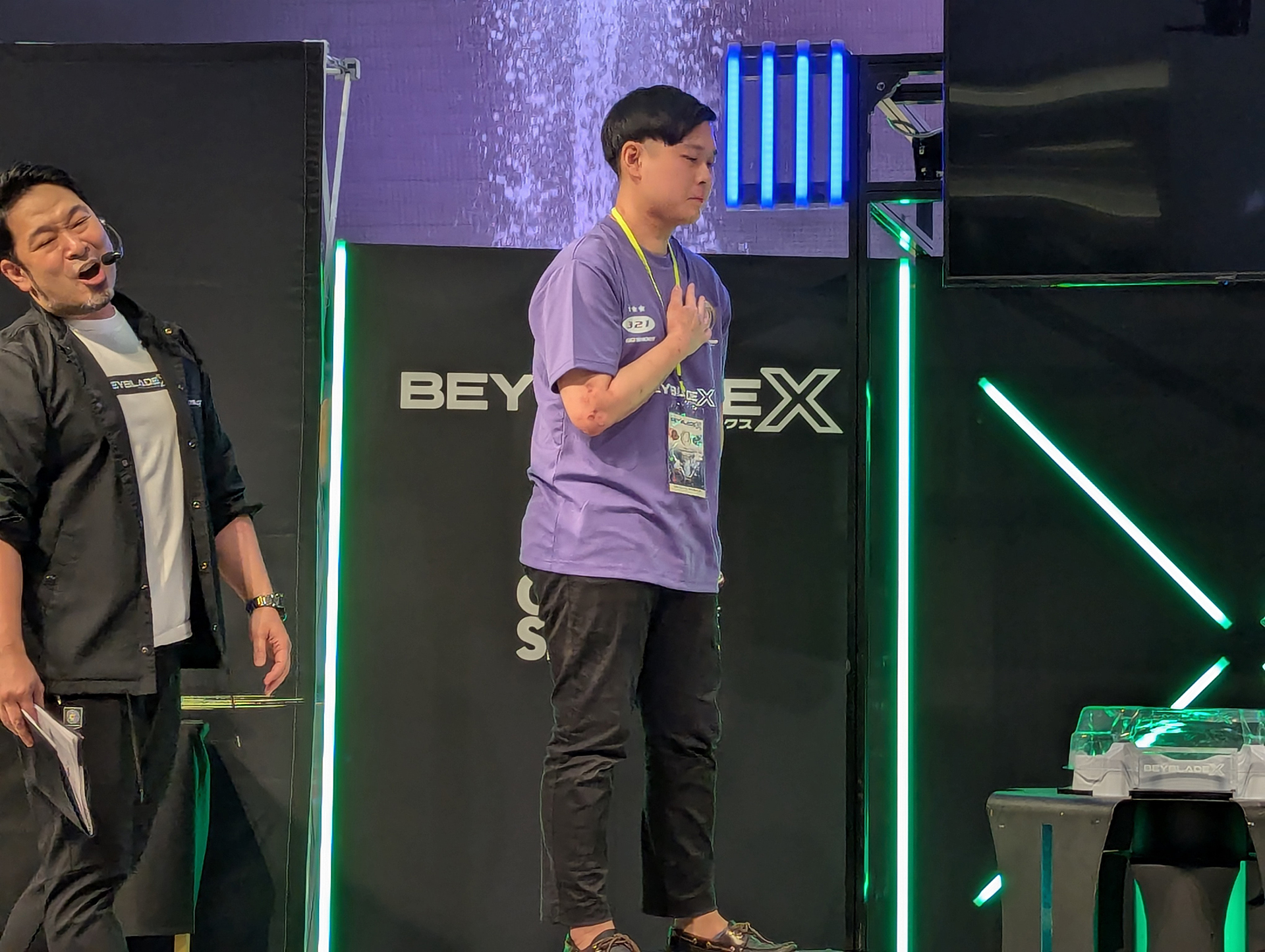 決勝戦で見事にバーストフィニッシュで優勝を決めた直後のZANEは、何かに祈りを捧げるように胸に手を当てて喜びを表現していた