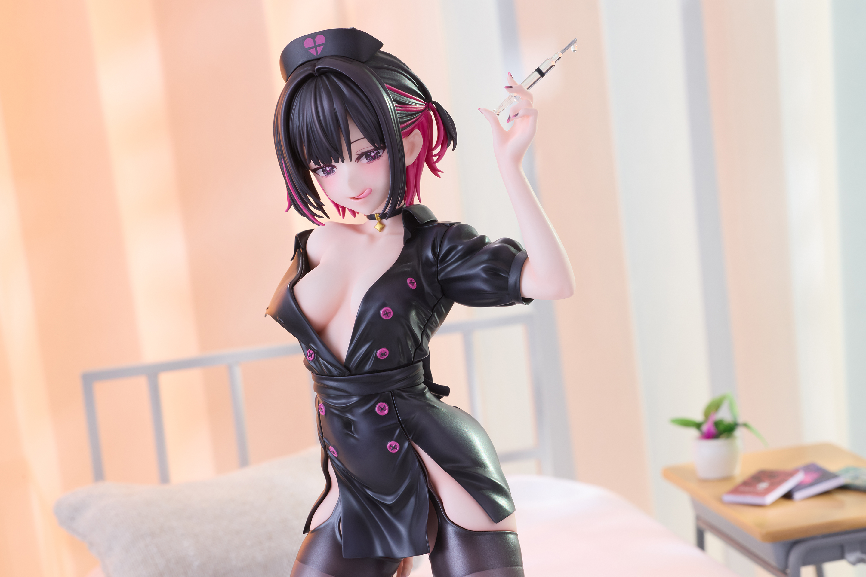 「白雪 恋」の指先のネイルも2色で表現されている