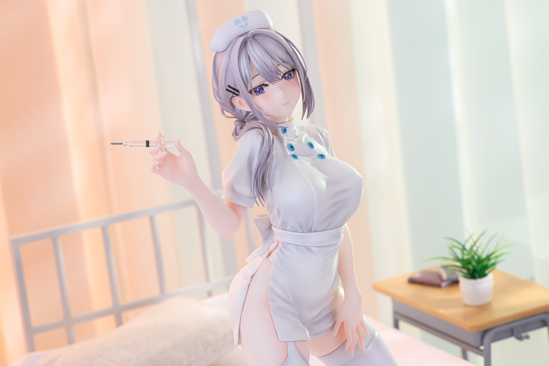 宝石のように輝く特徴的な瞳のデカールも細かく作りこまれている