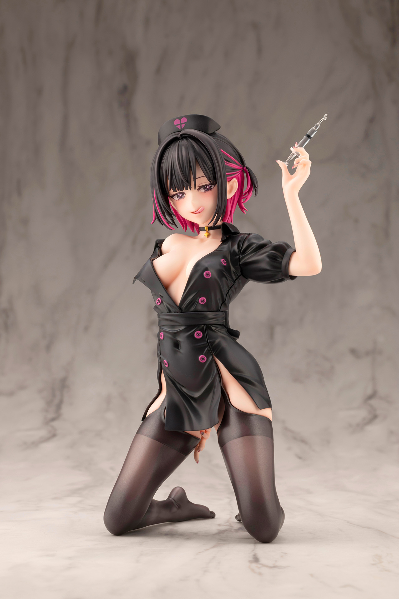 健康的な肌色にピンクのシャドーで艶やかさを表現