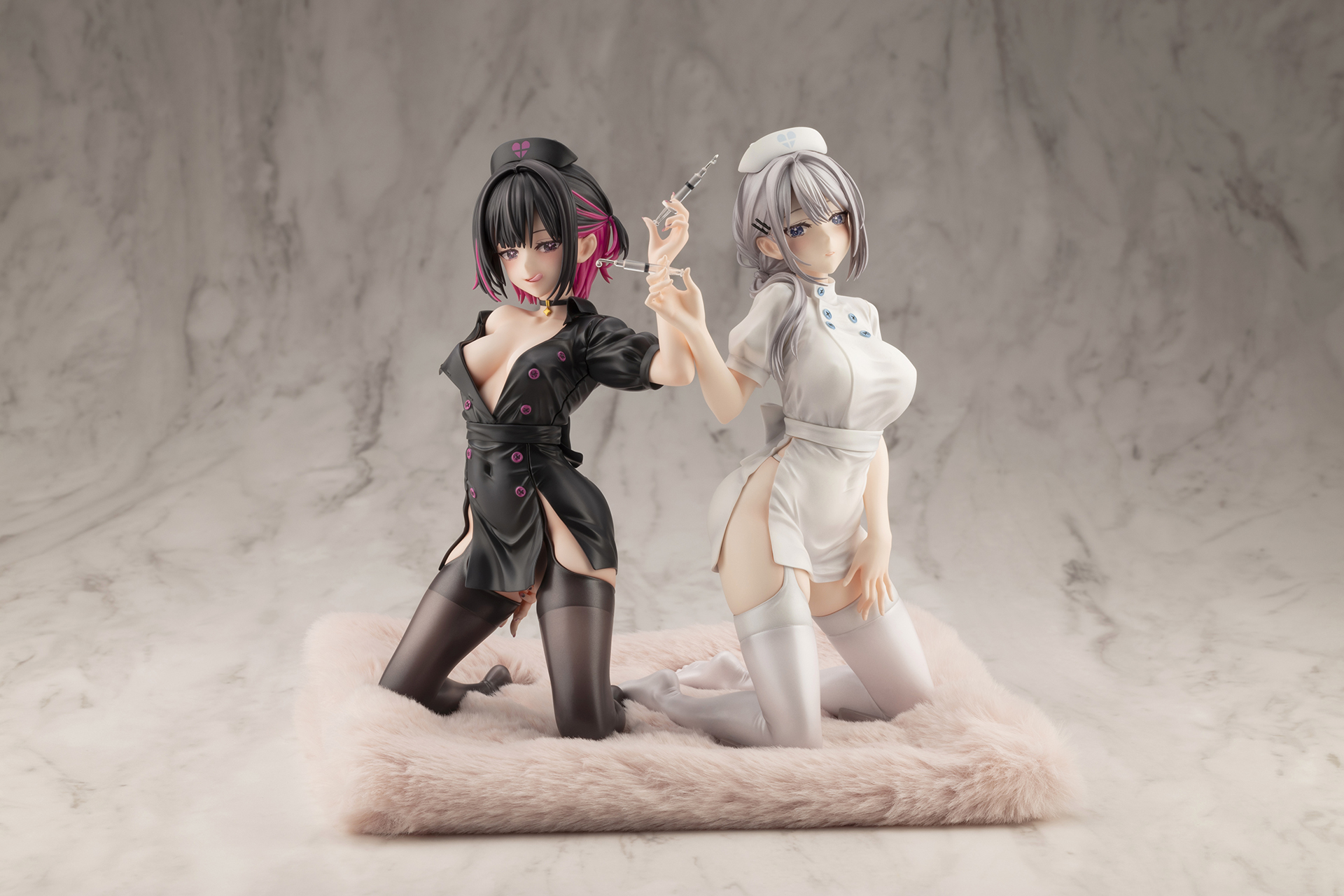 クッション台座一つで「早乙女 志乃」と「白雪 恋」を一緒に飾ることもできる