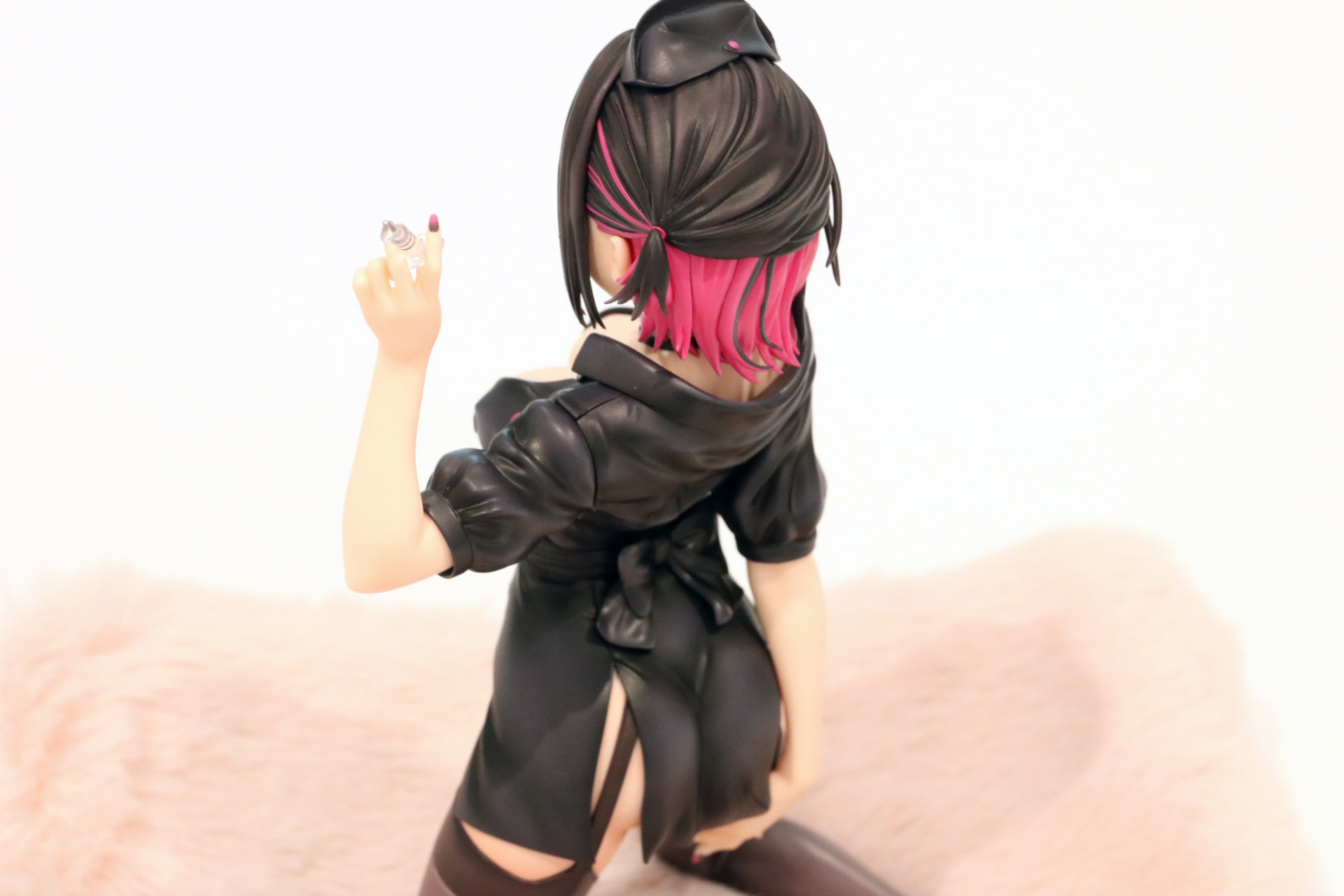 「白雪 恋」はスレンダーで小ぶりなお尻が可愛らしい造形となっている