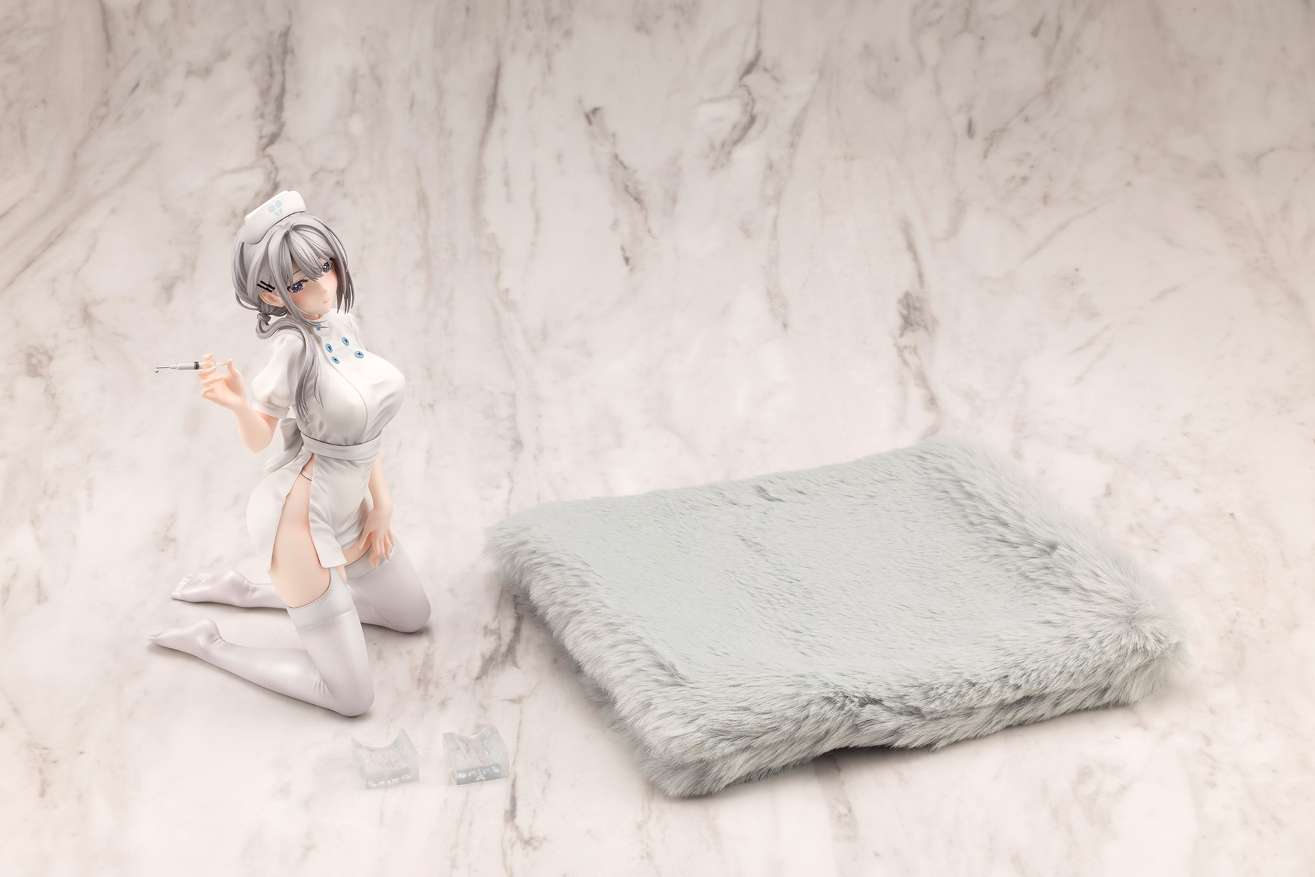 「早乙女 志乃 ナースver. by 千種みのり」ではグレーのクッション台座が付属