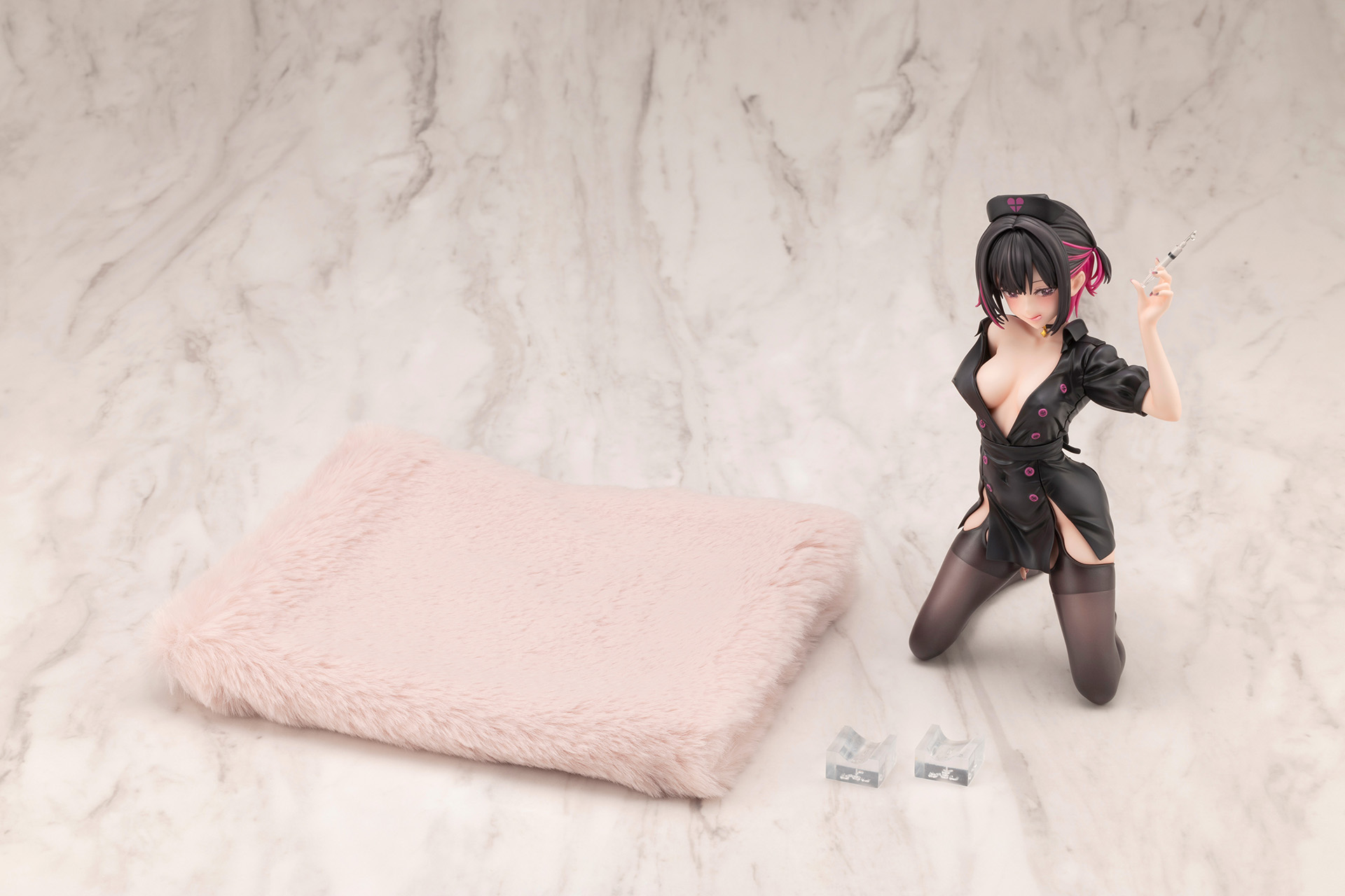 「白雪 恋 ナースver. by 千種みのり」はピンクのクッション台座が付属