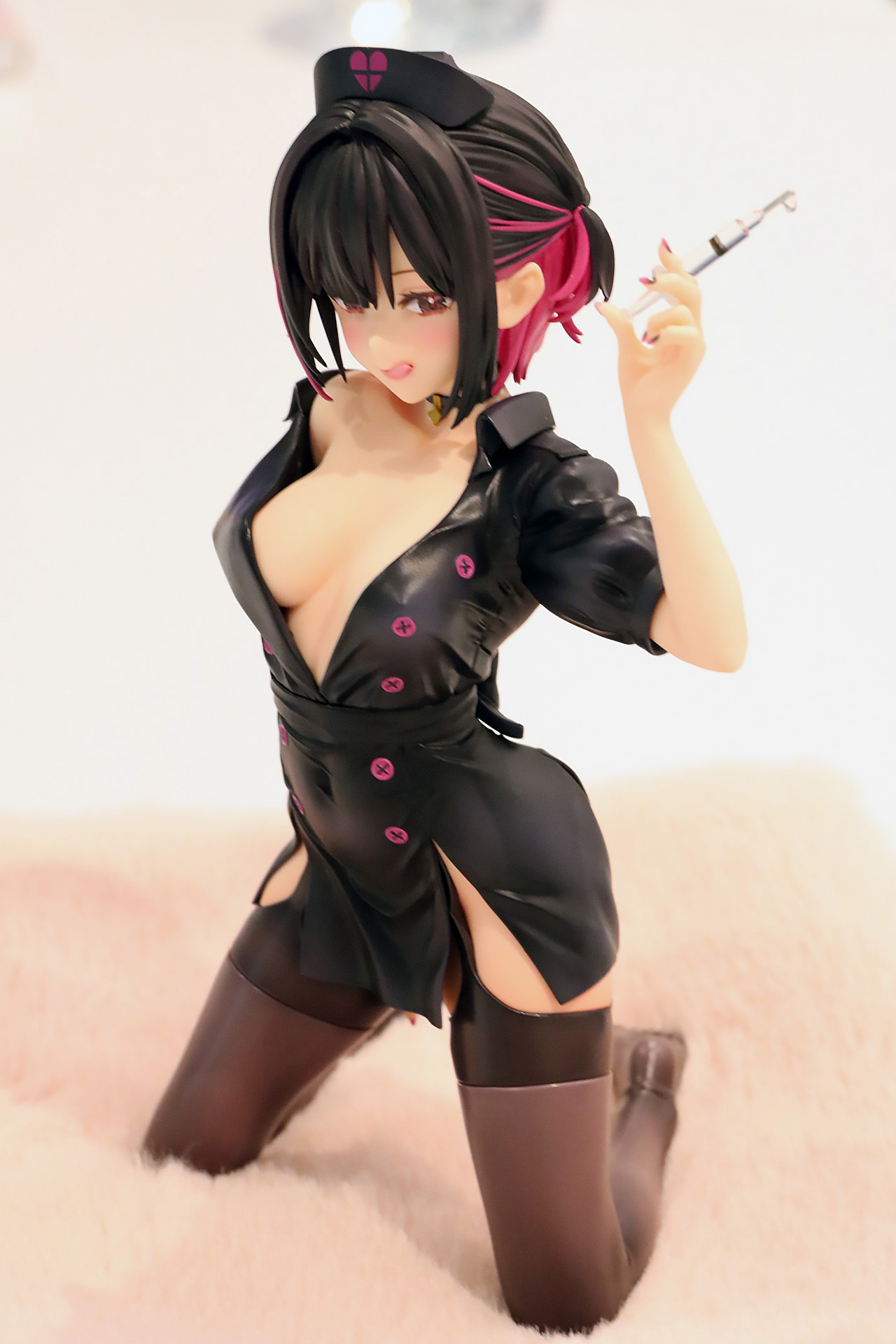 大胆にはだけた胸元やスリットなどギリギリを攻めたデザイン