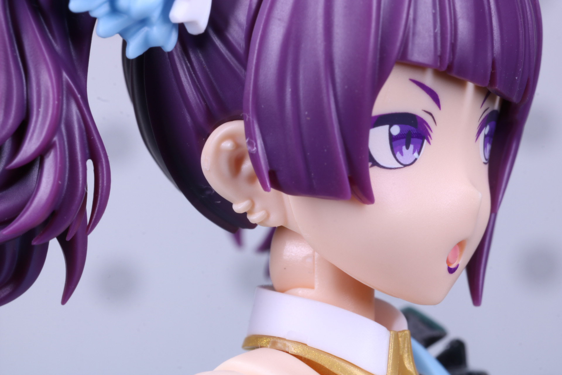 耳にはピアス造形。左右でデザインが異なる。部分塗装で造形の緻密さがわかる