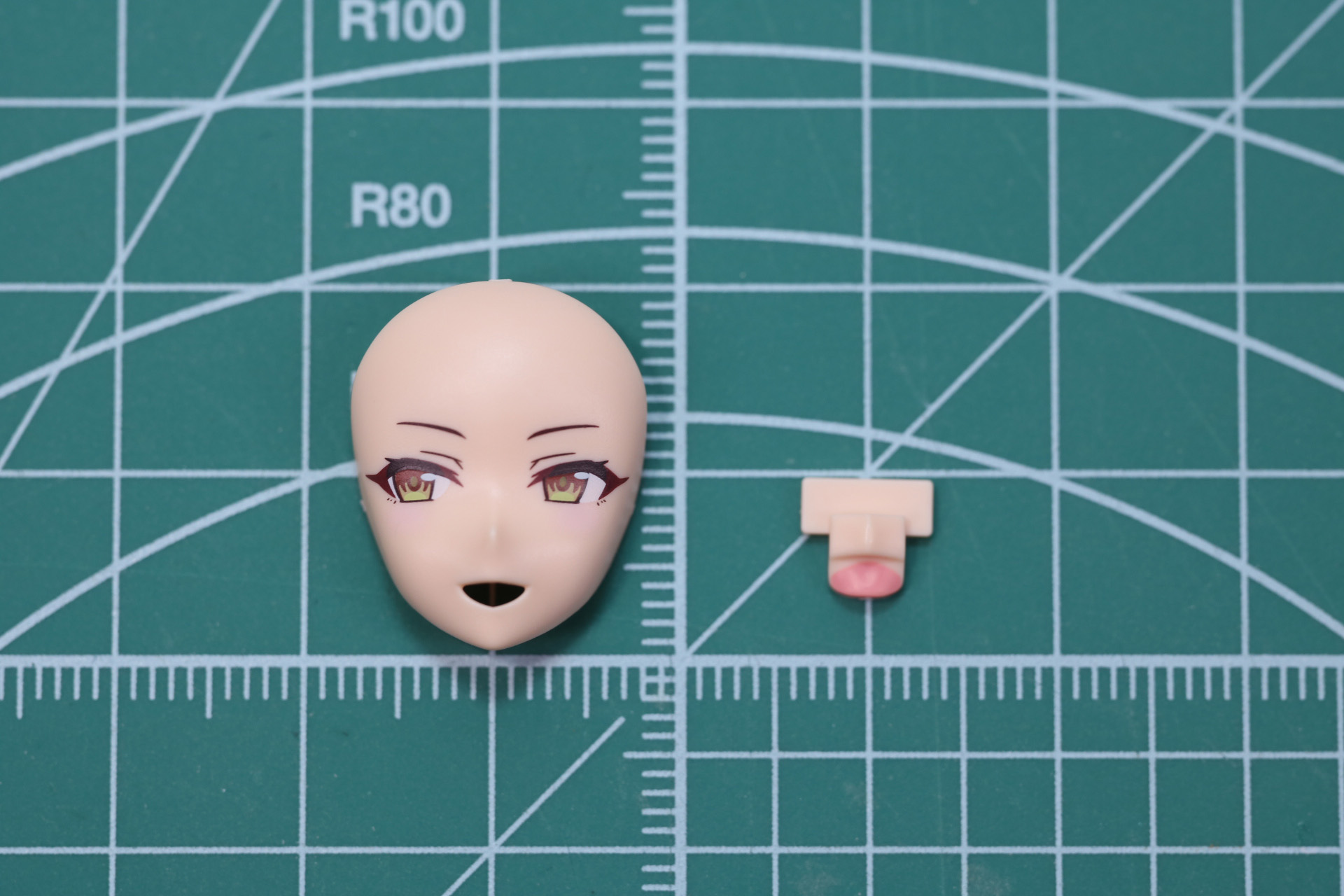 フェイスパーツは口元パーツをはめ込んで組み立て