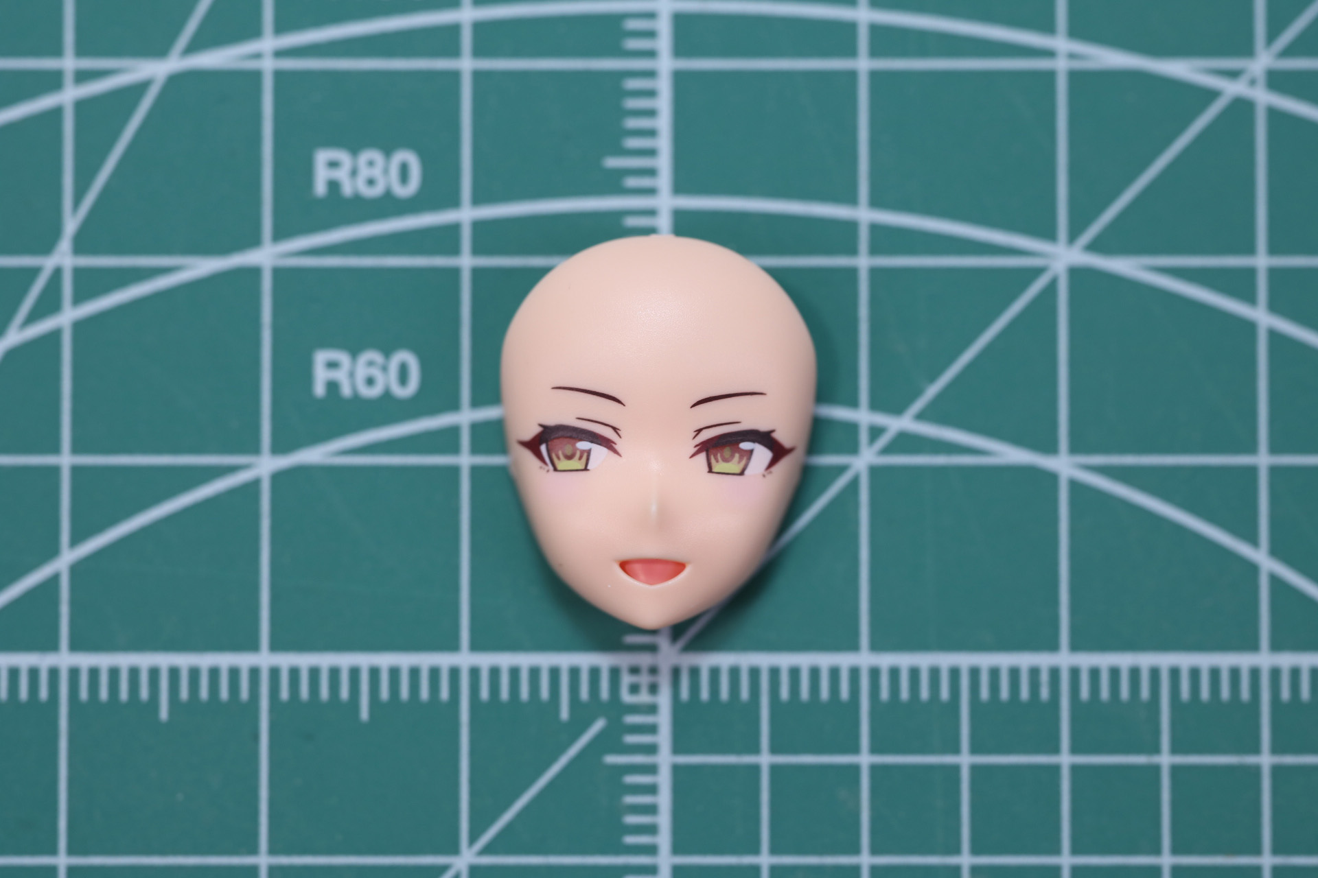 フェイスパーツは口元パーツをはめ込んで組み立て