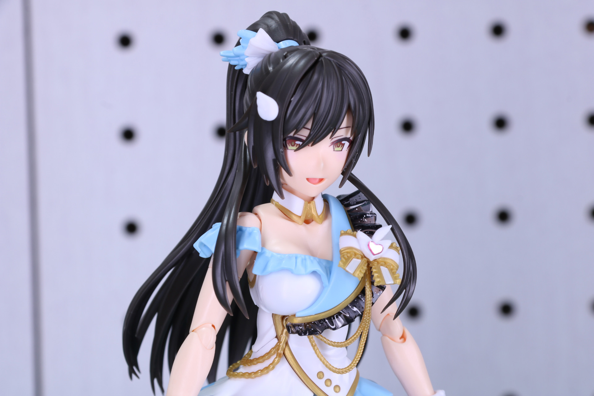 ロングポニーテールや細い髪まで細かく造形されている