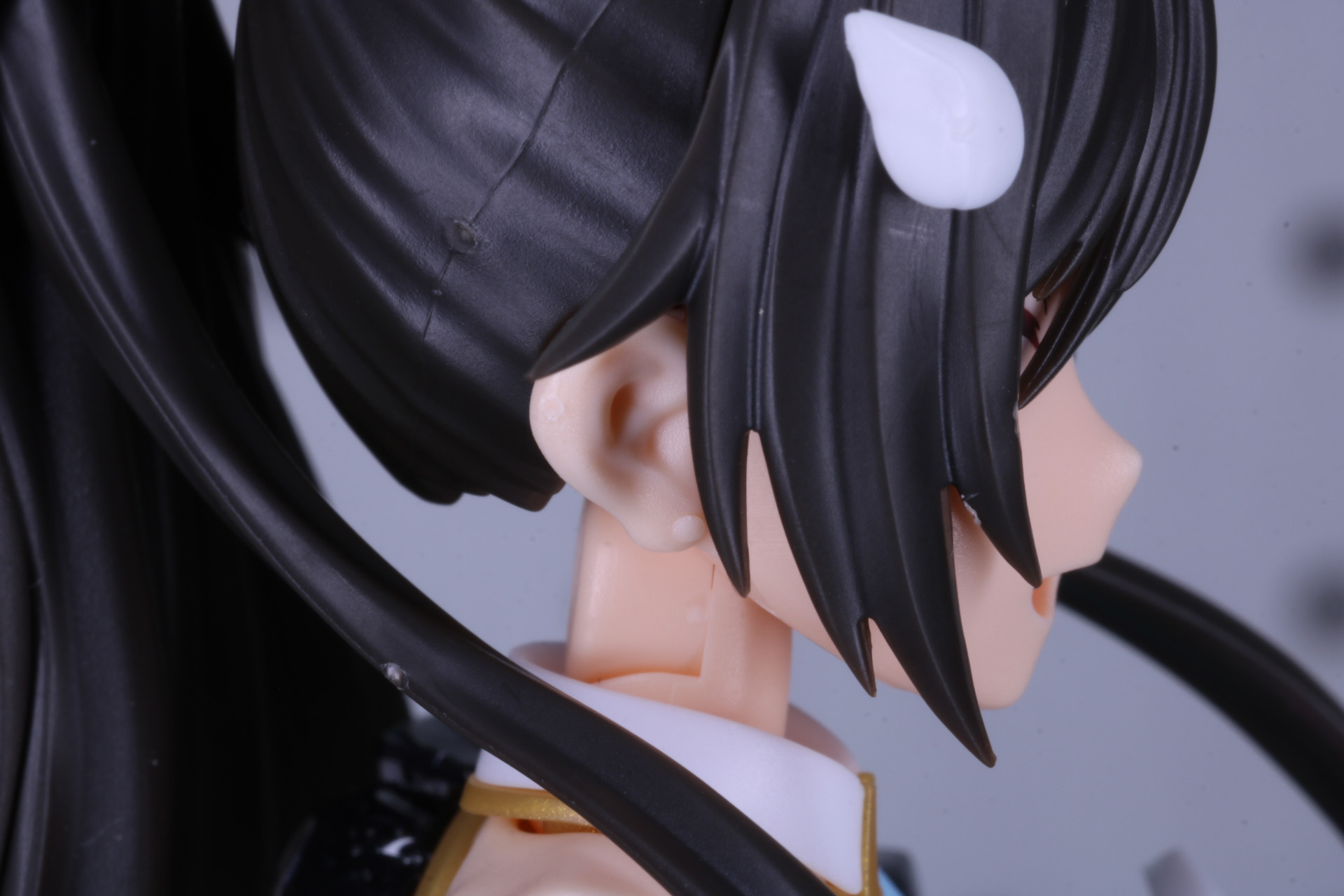 耳元には左右同じデザインのピアスの造形。部分塗装でリアリティが増す